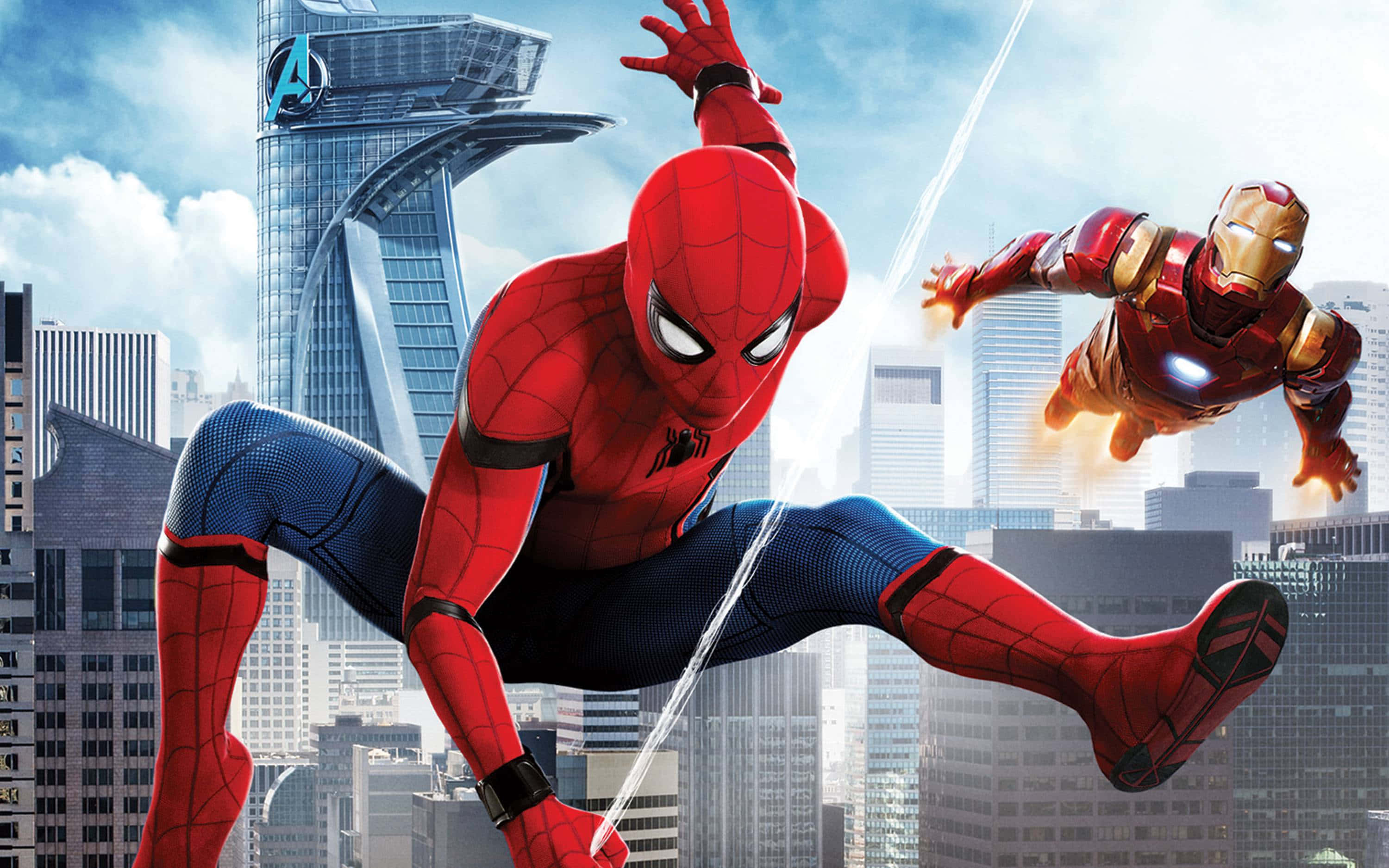 Iron Man And Spider-man 桌布 壁紙 — 蜘蛛人在陽光照耀的城市景觀中擺盪，而鋼鐵人在他旁邊飛行，背景是高聳的摩天大樓。
