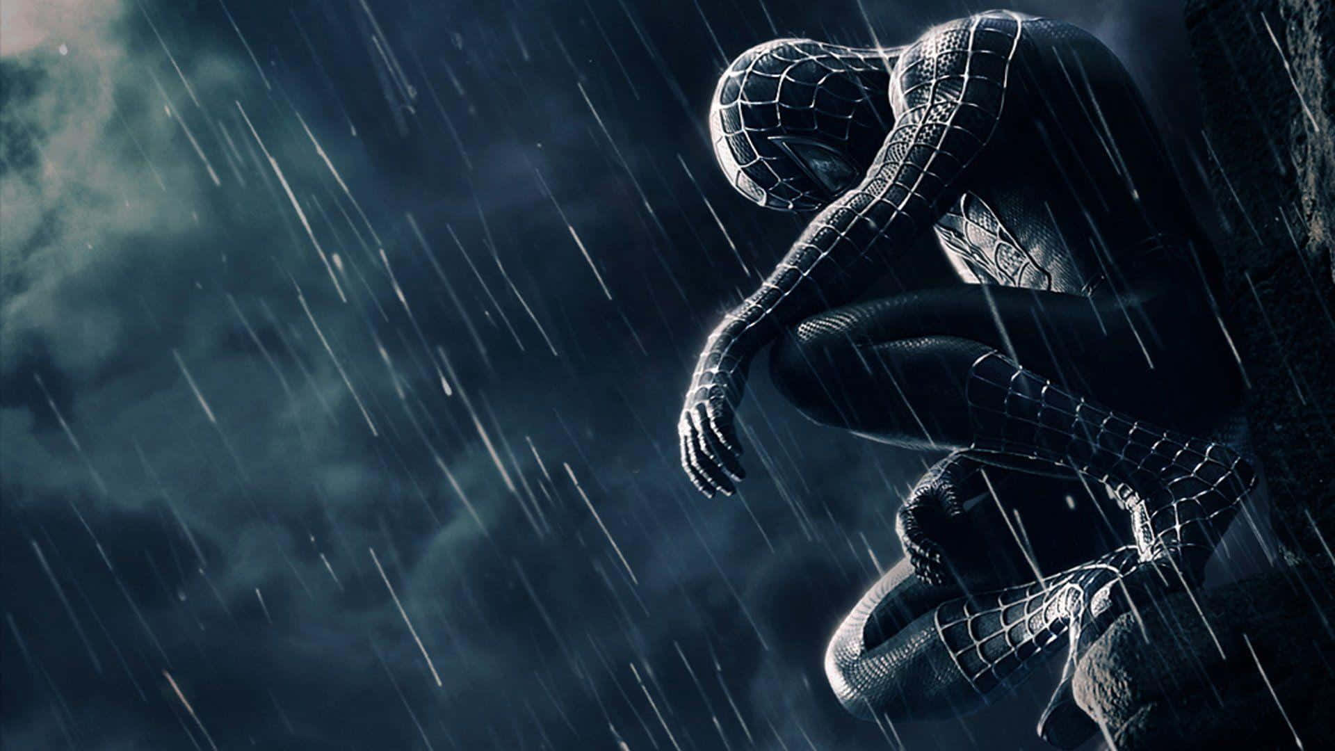 Spider-man Reign 桌布 壁紙 — 蜘蛛人在雨中蹲在黑暗的牆邊，雨絲在他周圍落下，營造出陰鬱的電影場景。