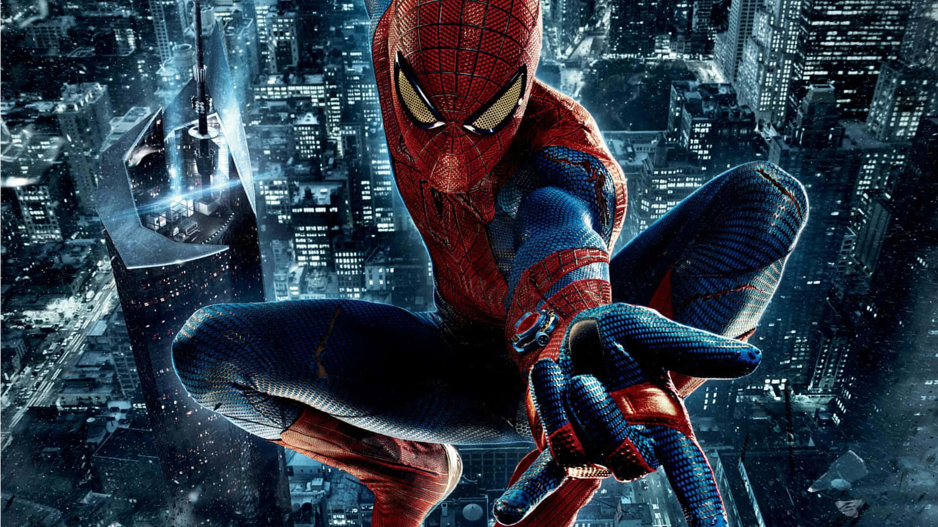 Spider-man Web Shooter 桌布 壁紙 — 蜘蛛人在雨濕的夜間城市景觀上動態擺盪，下方是閃爍的摩天大樓。
