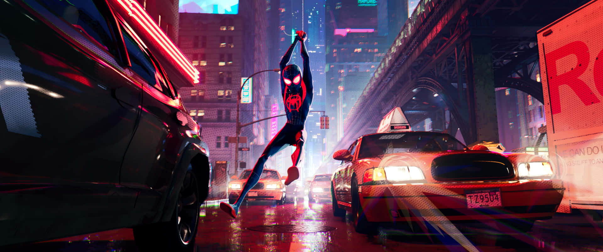 Spider man hanging by web 壁紙 — 蜘蛛人在霓虹燈閃爍的雨夜城市景觀中，在飛馳的汽車和高聳的摩天大樓之間擺盪。
