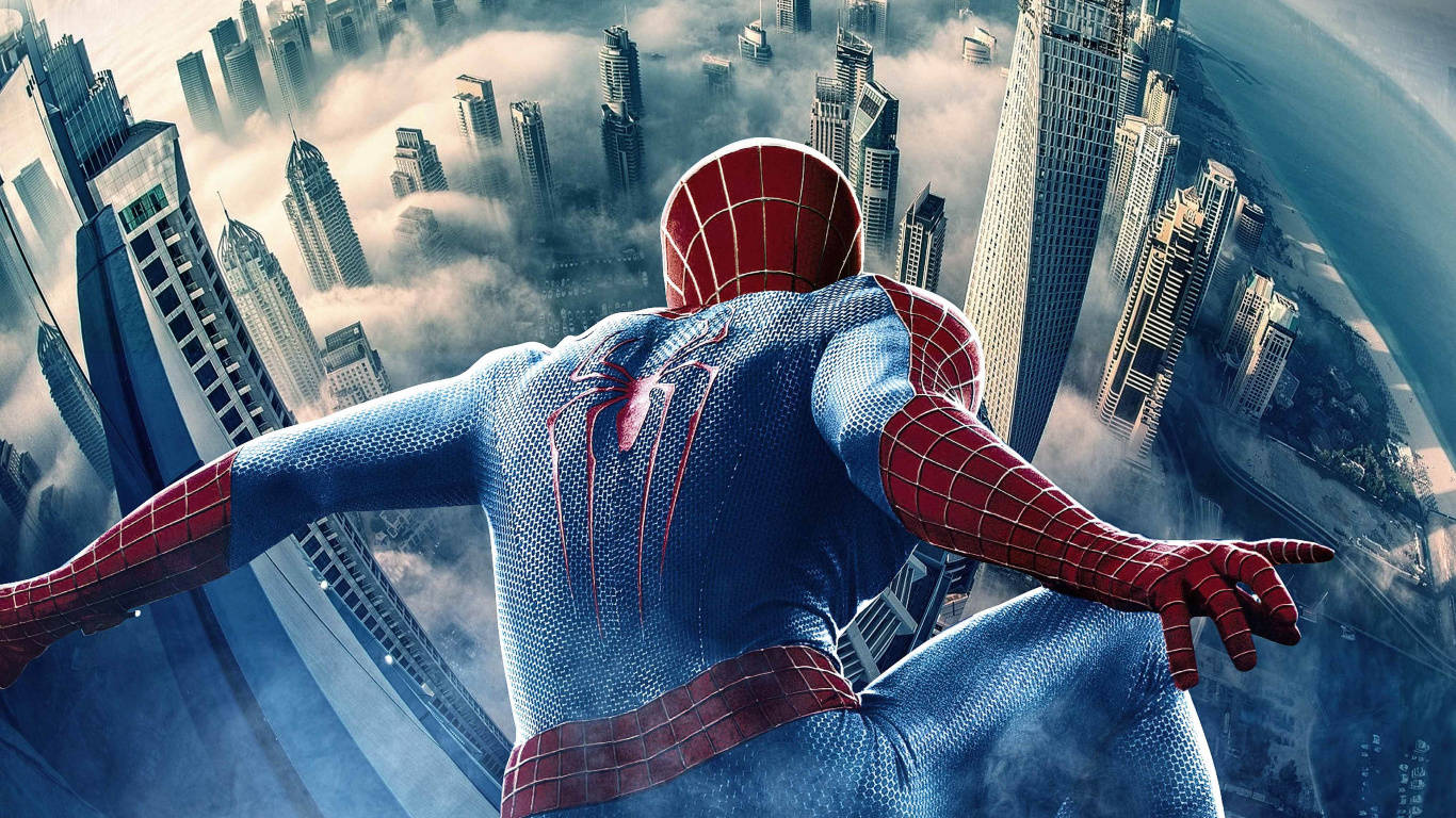 Spiderman 1366x768 桌布 壁紙 — 蜘蛛人在霧氣瀰漫的城市景觀上空翱翔，摩天大樓穿破雲層。