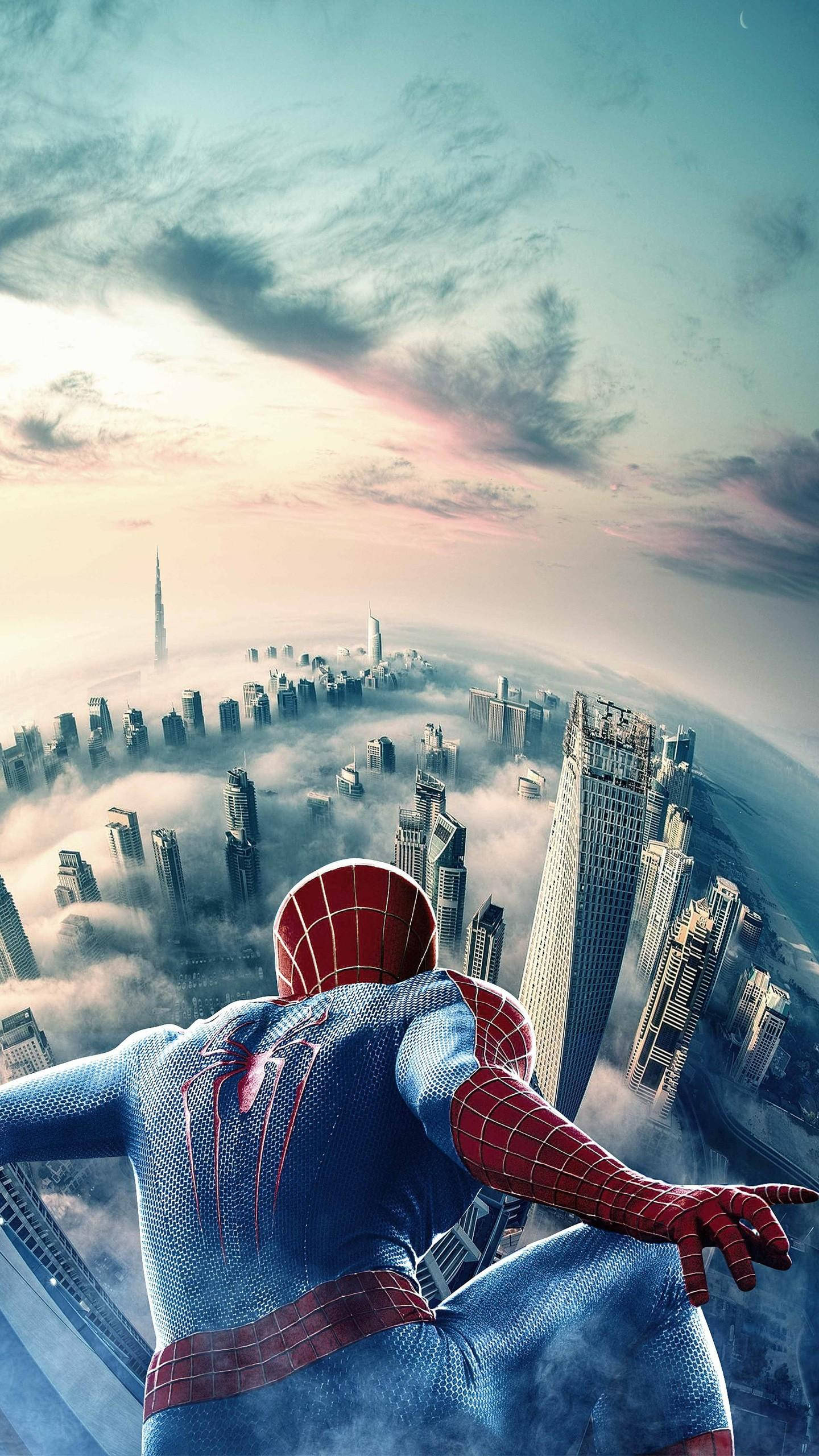 4K marvel iPhone 桌布 壁紙 — 蜘蛛人在黎明時分飛越霧氣瀰漫的城市天際線，摩天大樓刺穿雲層。