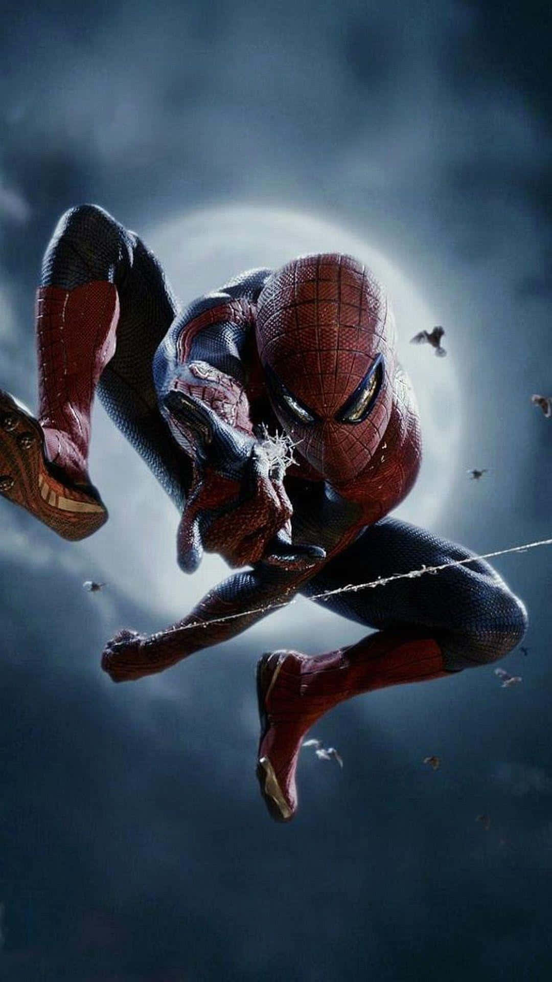Amazing Spider Man iPhone 桌布 壁紙 — 蜘蛛人在黑暗多雲的天空中動態擺盪，身後有一輪發光的月亮。