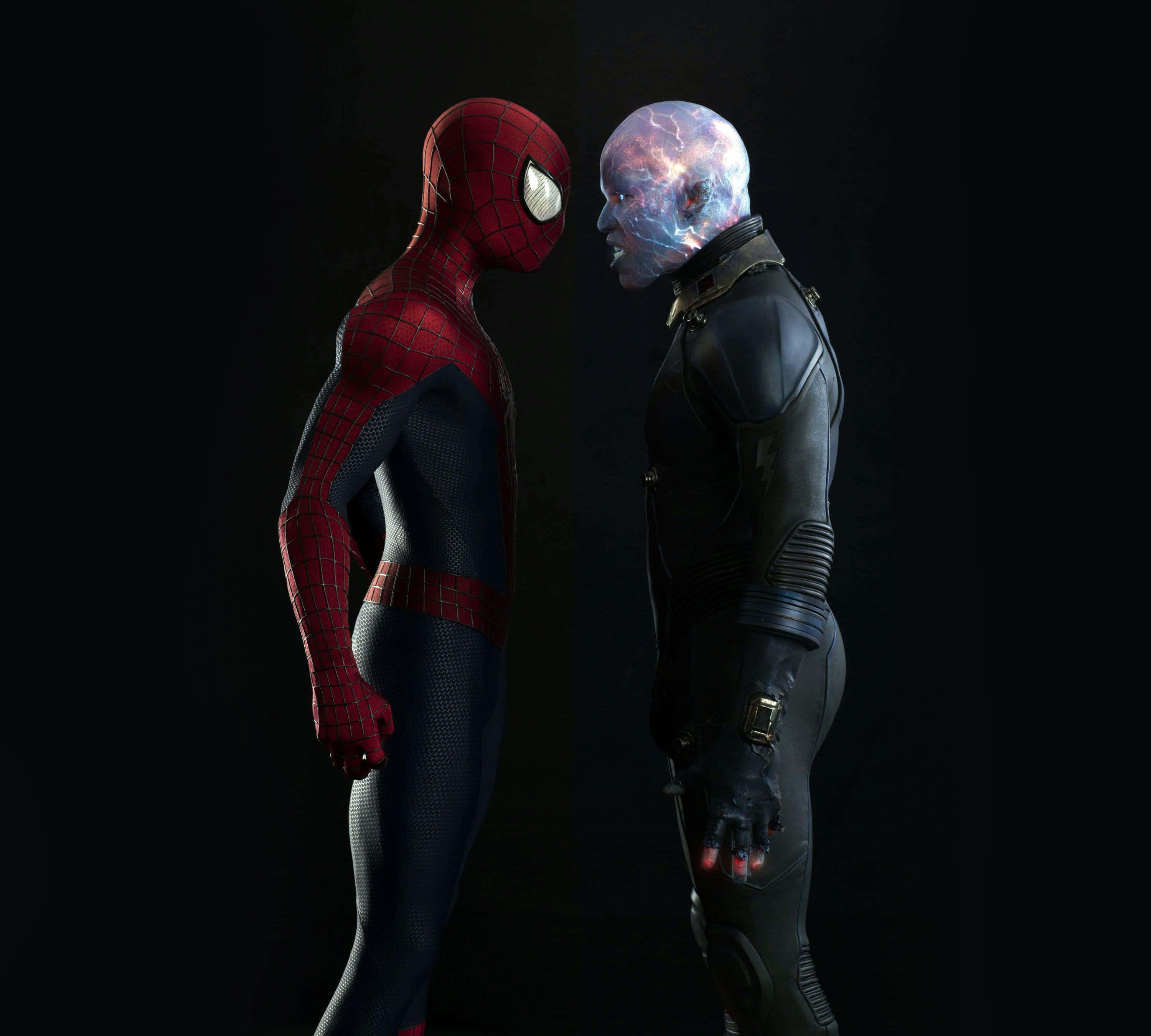 Spider Man 2 桌布 壁紙 — 蜘蛛人在黑暗虛空背景下與一個擁有發光大腦的宇宙反派對峙。