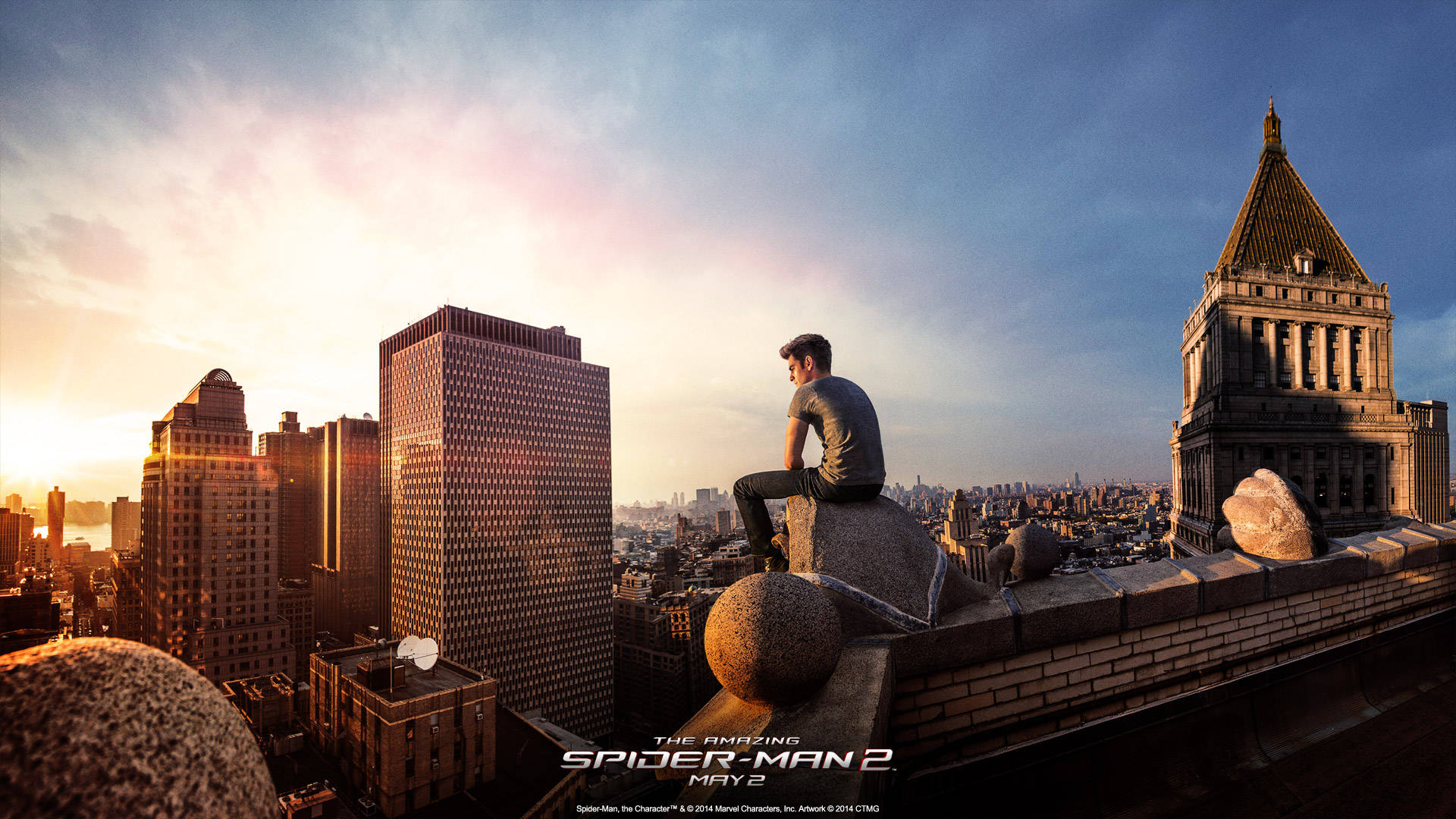 Peter Parker 桌布 壁紙 — 蜘蛛人坐在城市屋頂上，夕陽西下，俯瞰沐浴在金色光芒中的廣闊城市天際線。