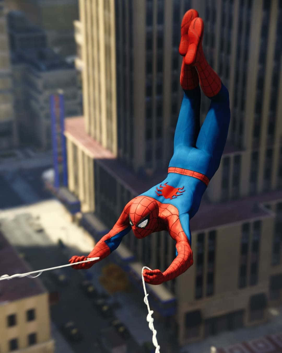 Web-slinging 桌布 壁紙 — 蜘蛛人從手中射出蜘蛛絲，在高聳的城市摩天大樓之間動態擺盪。