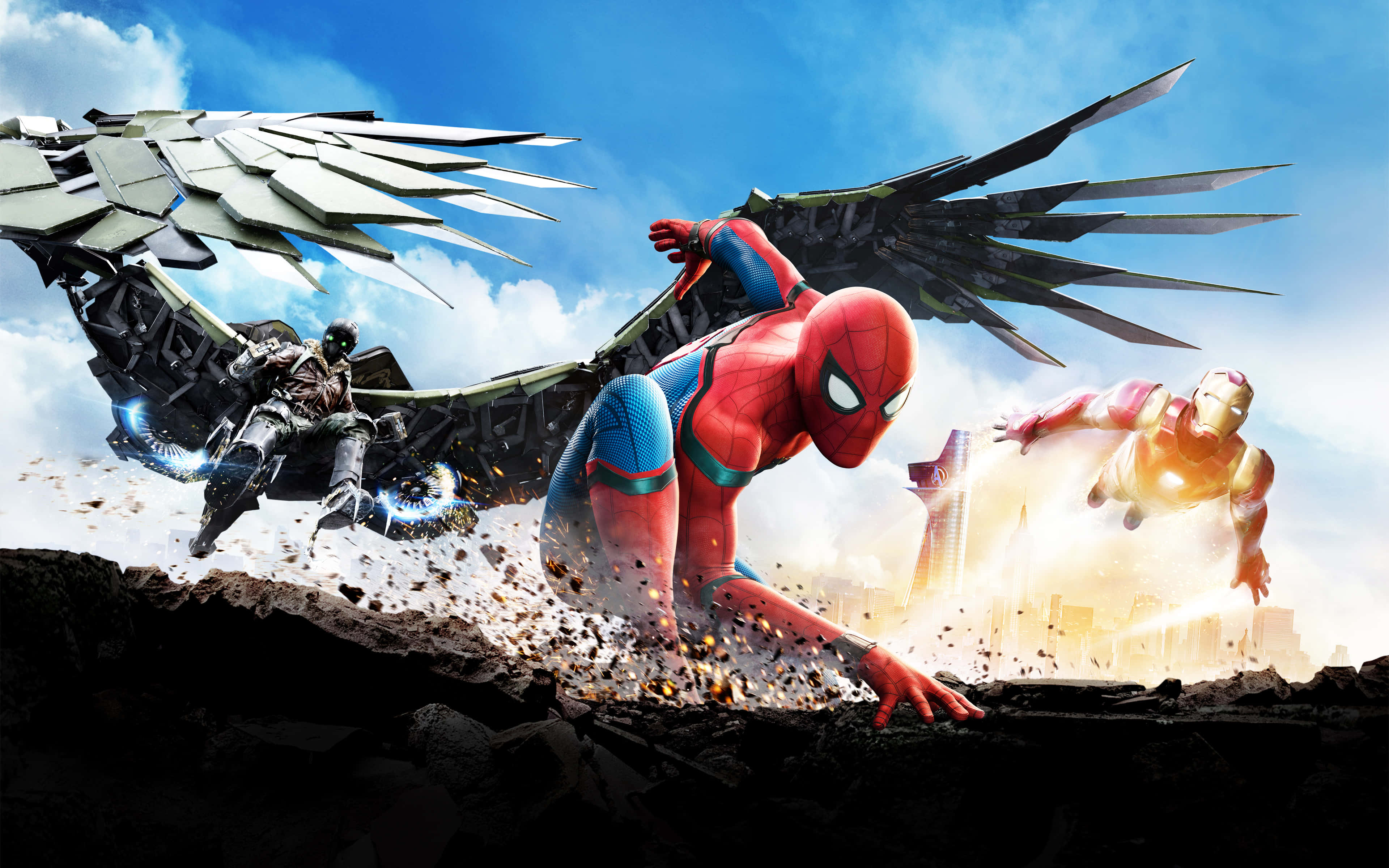 Spider Man Homecoming 桌布 壁紙 — 蜘蛛人從瓦礫中躍起，而鋼鐵人和一個有翼戰士在晴朗藍天下破碎的城市景觀上空戰鬥。
