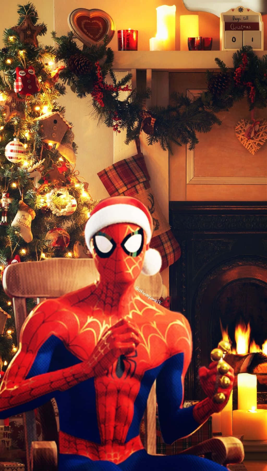Marvel Christmas 桌布 壁紙 — 蜘蛛人戴著聖誕帽坐在壁爐旁，拿著鈴鐺，旁邊是閃閃發光的聖誕樹。