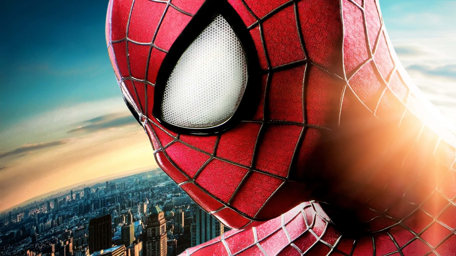 the amazing spider man 桌布 壁紙 — 蜘蛛人戴著面具的臉部特寫，背景是夕陽下廣闊的城市景觀。