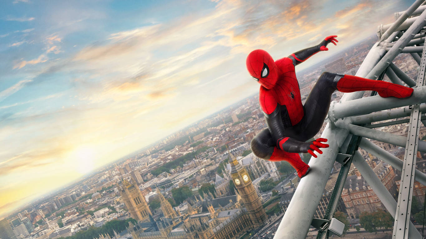 Spiderman 1366x768 桌布 壁紙 — 蜘蛛人攀附在俯瞰倫敦的塔頂，夕陽西下，大笨鐘清晰可見。