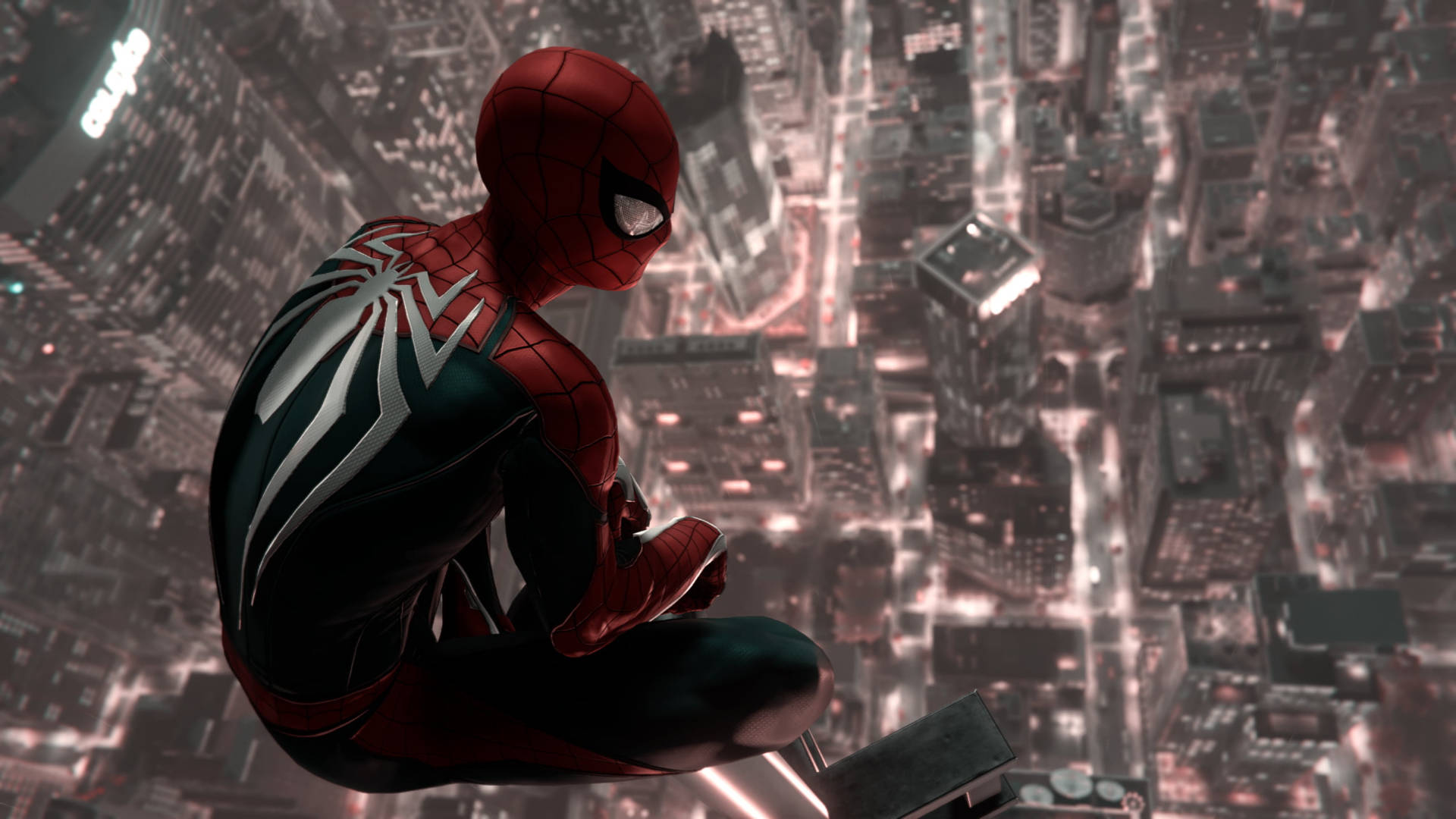 Spider Man 桌布 壁紙 — 蜘蛛人棲身於摩天大樓頂端，俯瞰下方燈火輝煌、廣闊無垠的夜景。