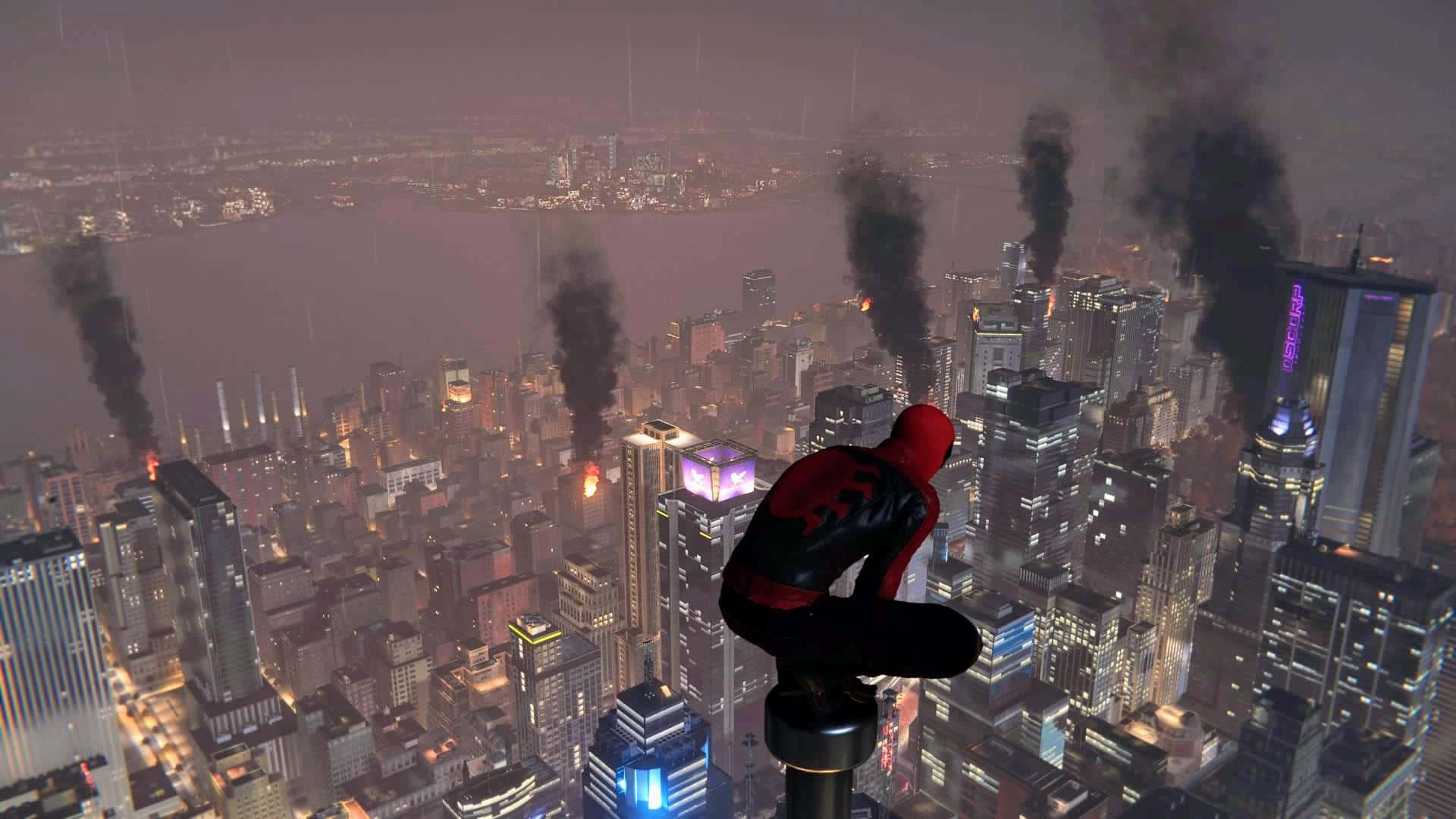 Oscorp 桌布 壁紙 — 蜘蛛人棲身於摩天大樓頂端，俯瞰夜晚煙霧瀰漫、火光沖天的城市景觀，閃爍的燈光和火災升起的濃煙。