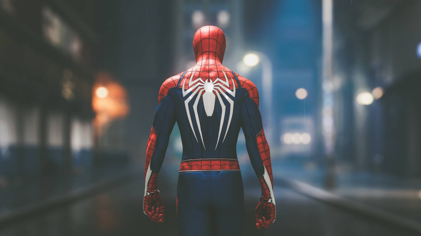 Spiderman 1366x768 桌布 壁紙 — 蜘蛛人獨自站在夜晚被雨淋濕的城市街道上，背對觀眾，遠處的街燈發出模糊的光芒。