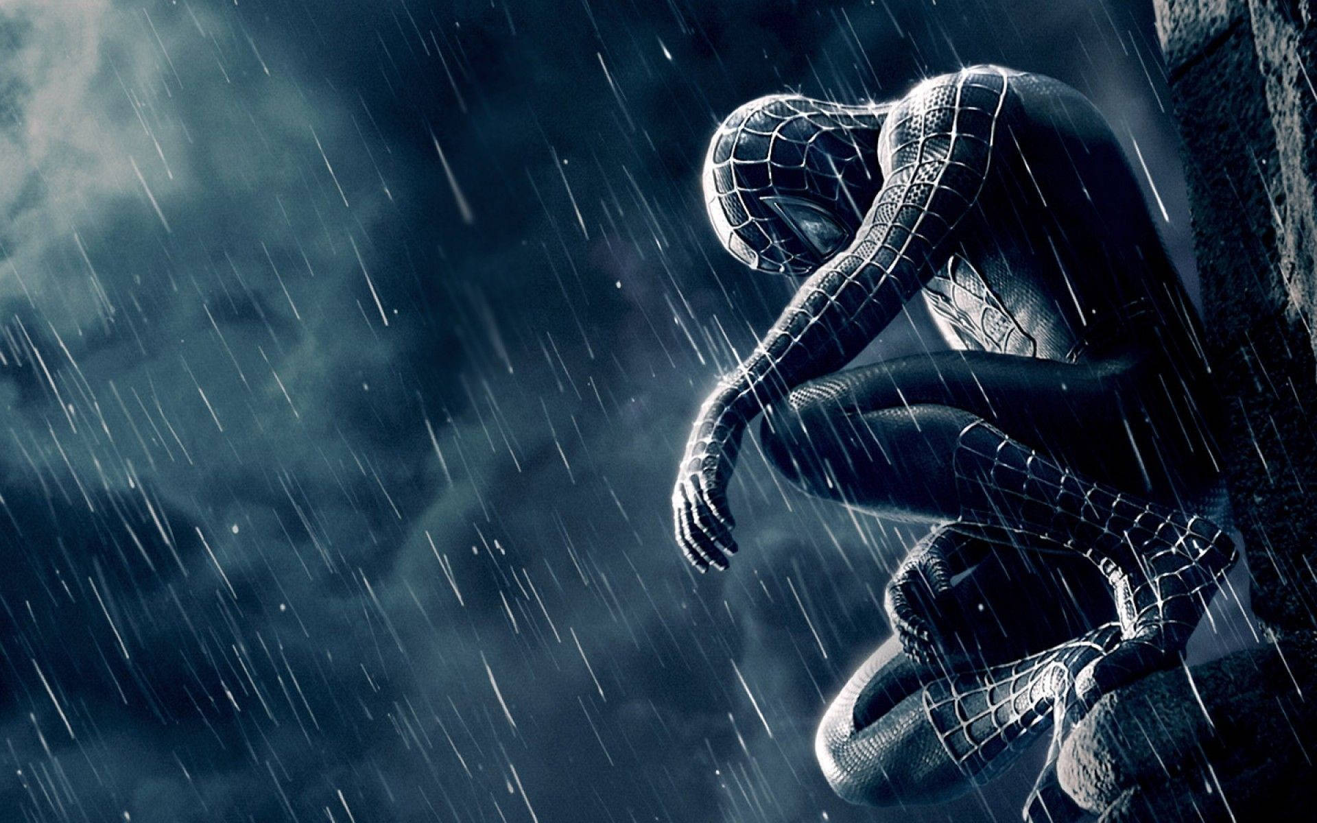 Spider Man 桌布 壁紙 — 蜘蛛人獨自蹲在暴風雨夜雨中，靠著深色石牆，被戲劇性的燈光照亮。