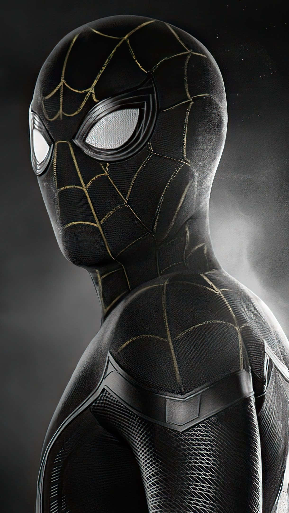 Spider Man Cool 桌布 壁紙 — 蜘蛛人的近距離特寫，身穿時尚黑色套裝，帶有金色蜘蛛網細節，側面輪廓映襯煙霧瀰漫的黑暗背景。