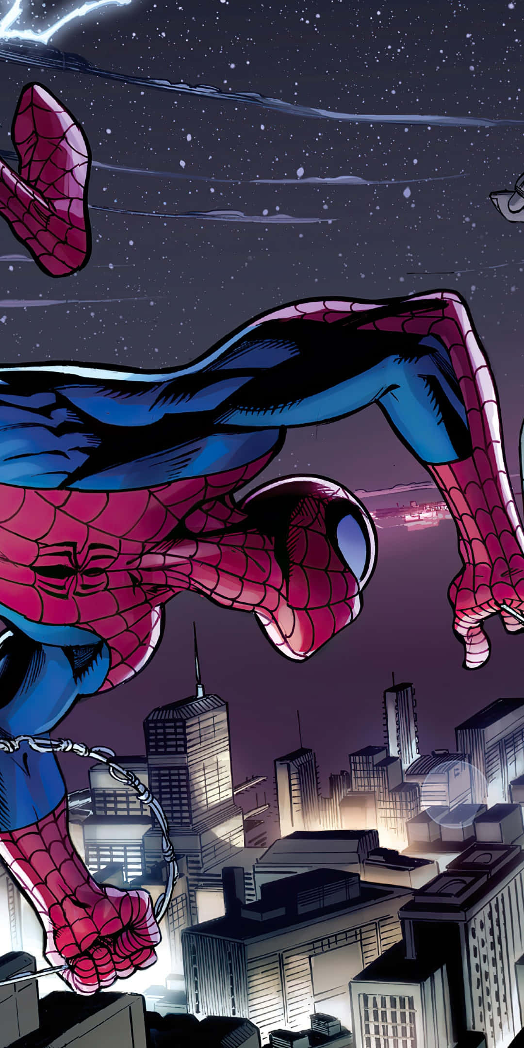 Spider Man Comic 桌布 壁紙 — 蜘蛛人穿著標誌性的紅藍戰衣，在星光燦爛的夜空城市景觀中擺盪。