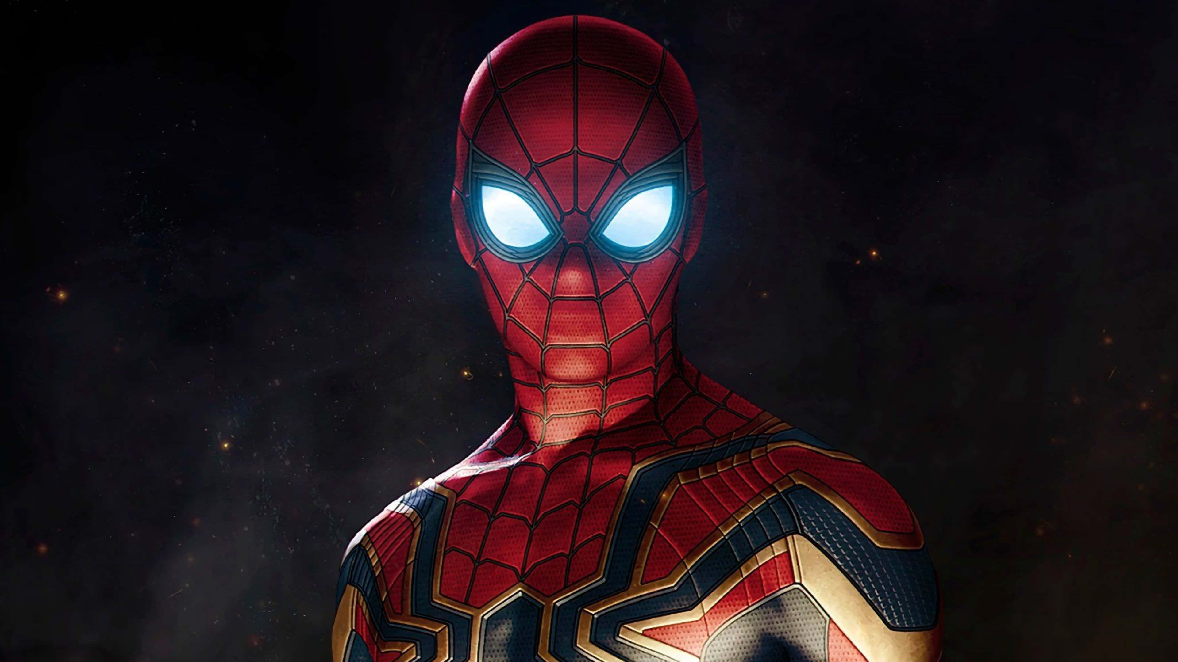 4K Marvel 壁紙 桌布 壁紙 — 蜘蛛人穿著紅、金、藍色戰衣，雙眼發光，站在有漂浮星星的黑暗宇宙背景前。