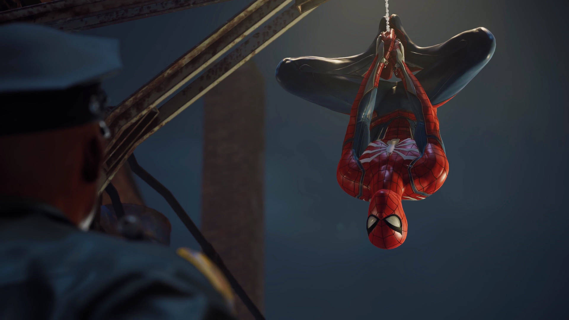 蜘蛛人倒掛在電纜上，一名警察抬頭看著他。 — Ps4 壁紙