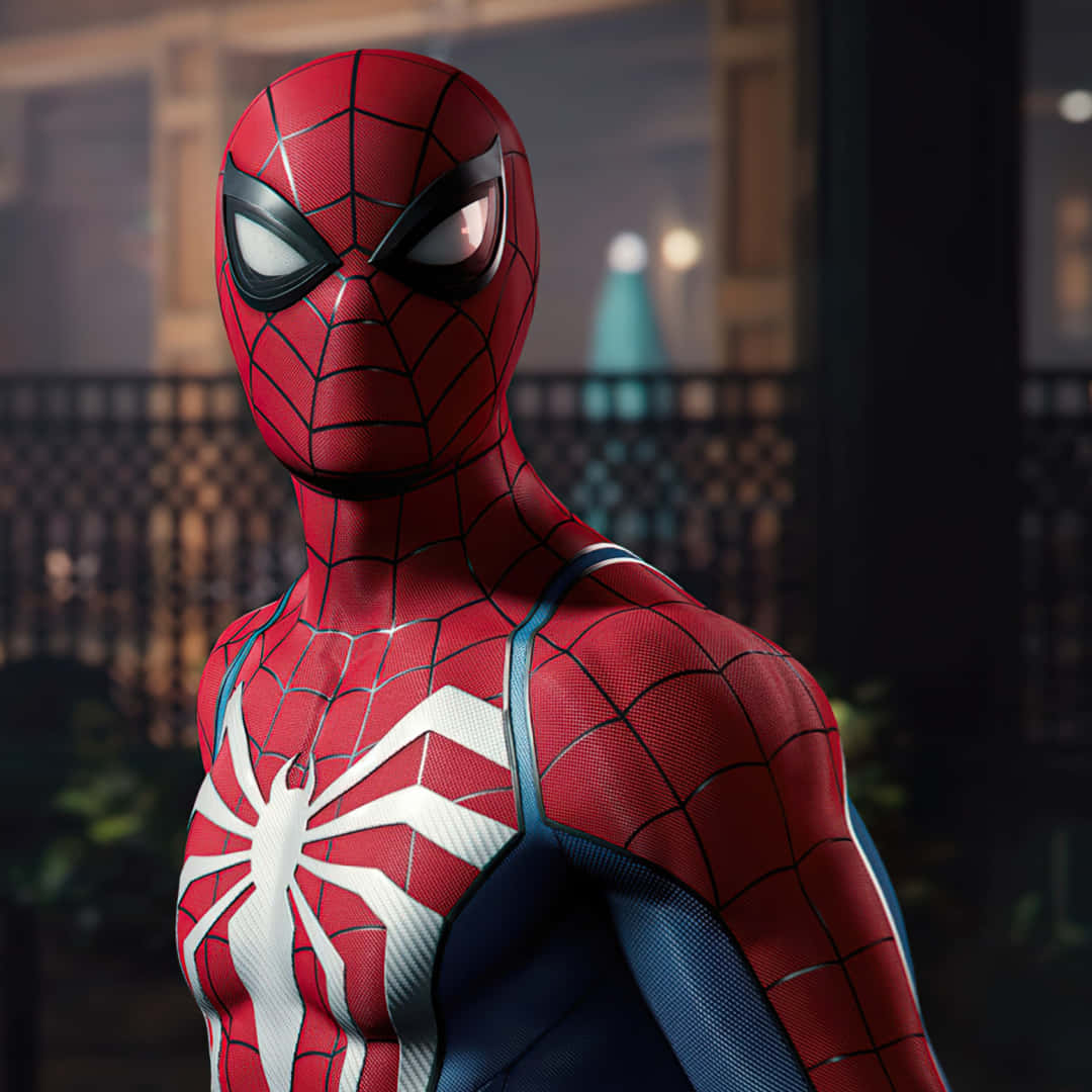 Spiderman Pfp 桌布 壁紙 — 蜘蛛人穿著紅藍戰衣，在昏暗的城市夜晚中站立，雙眼發光，蛛網圖案精細。