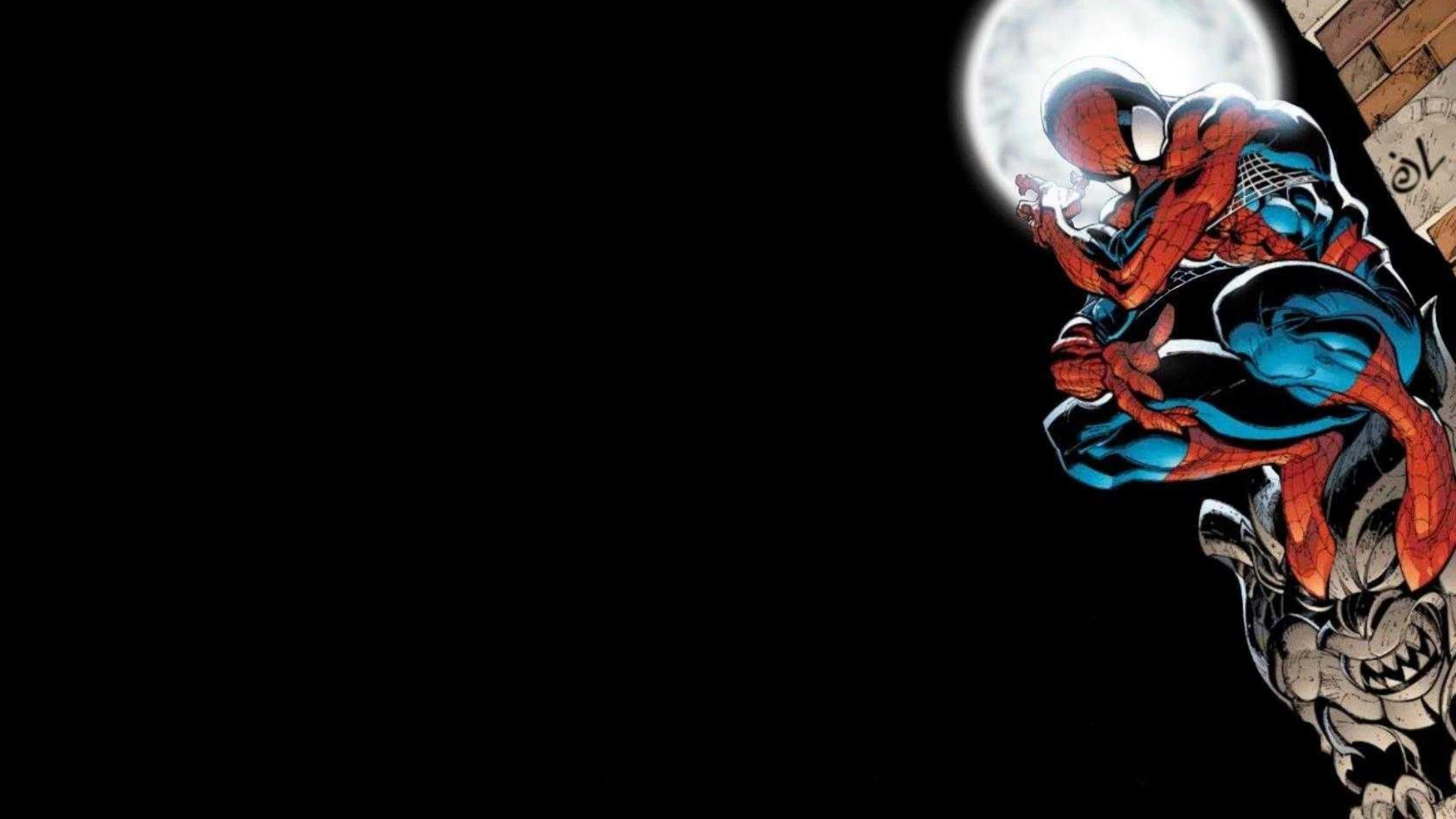 4K Marvel 壁紙 桌布 壁紙 — 蜘蛛人穿著紅藍戰衣，在滿月下蹲在磚牆上，猛毒在下方潛伏。