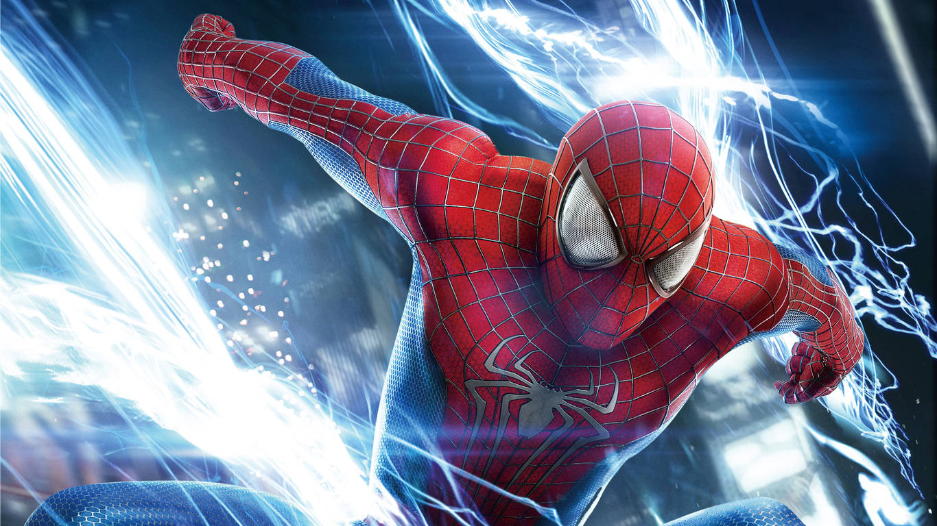 Spiderman 1366x768 桌布 壁紙 — 蜘蛛人穿著紅藍戰衣，在黑暗的城市背景下，動態地穿過電光藍色的能量爆發。