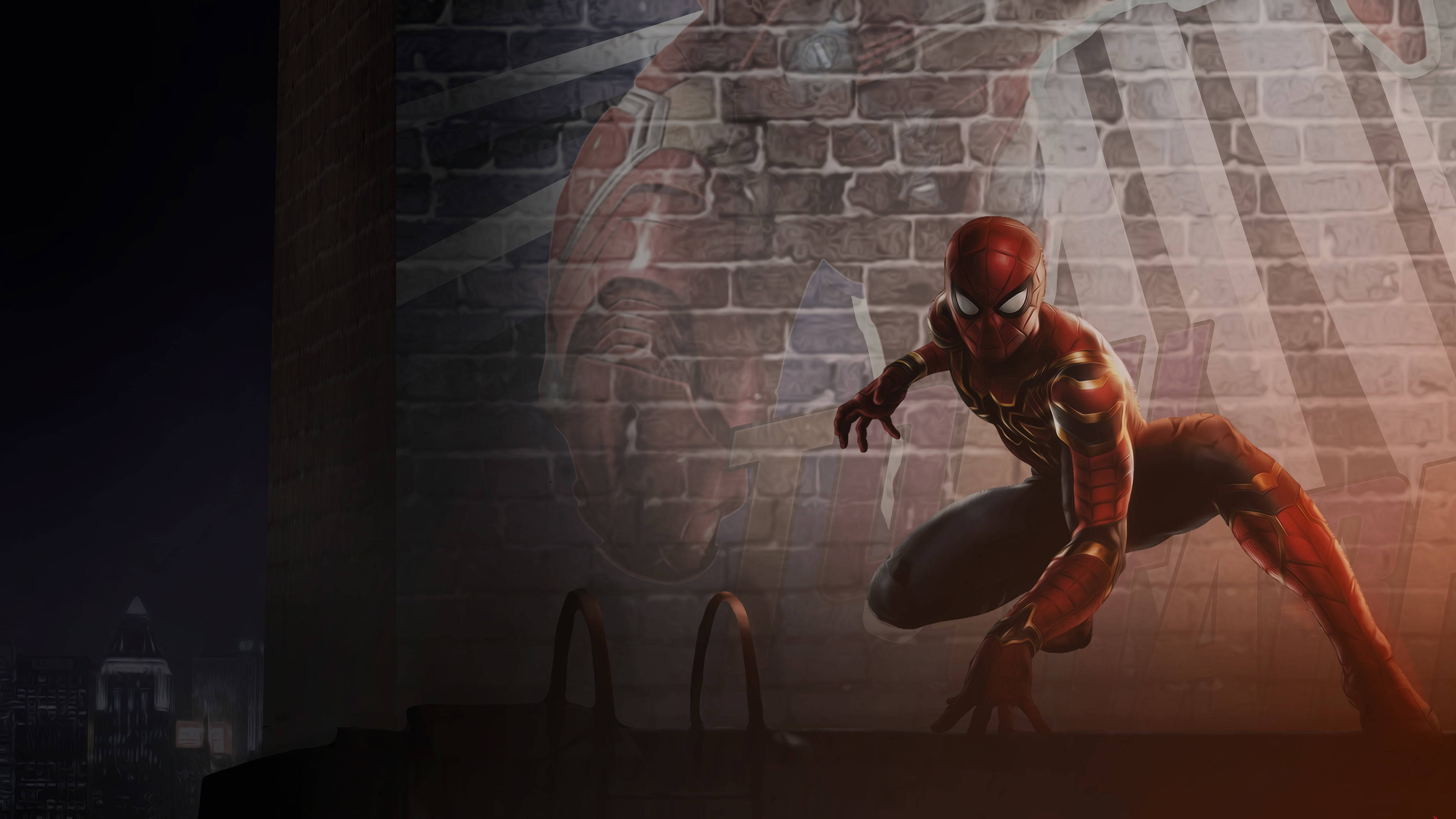 Spider Man 桌布 壁紙 — 蜘蛛人穿著紅金色戰衣，在夜晚的城市燈光下，蹲在屋頂上，背景是磚牆上褪色的美國隊長盾牌壁畫。
