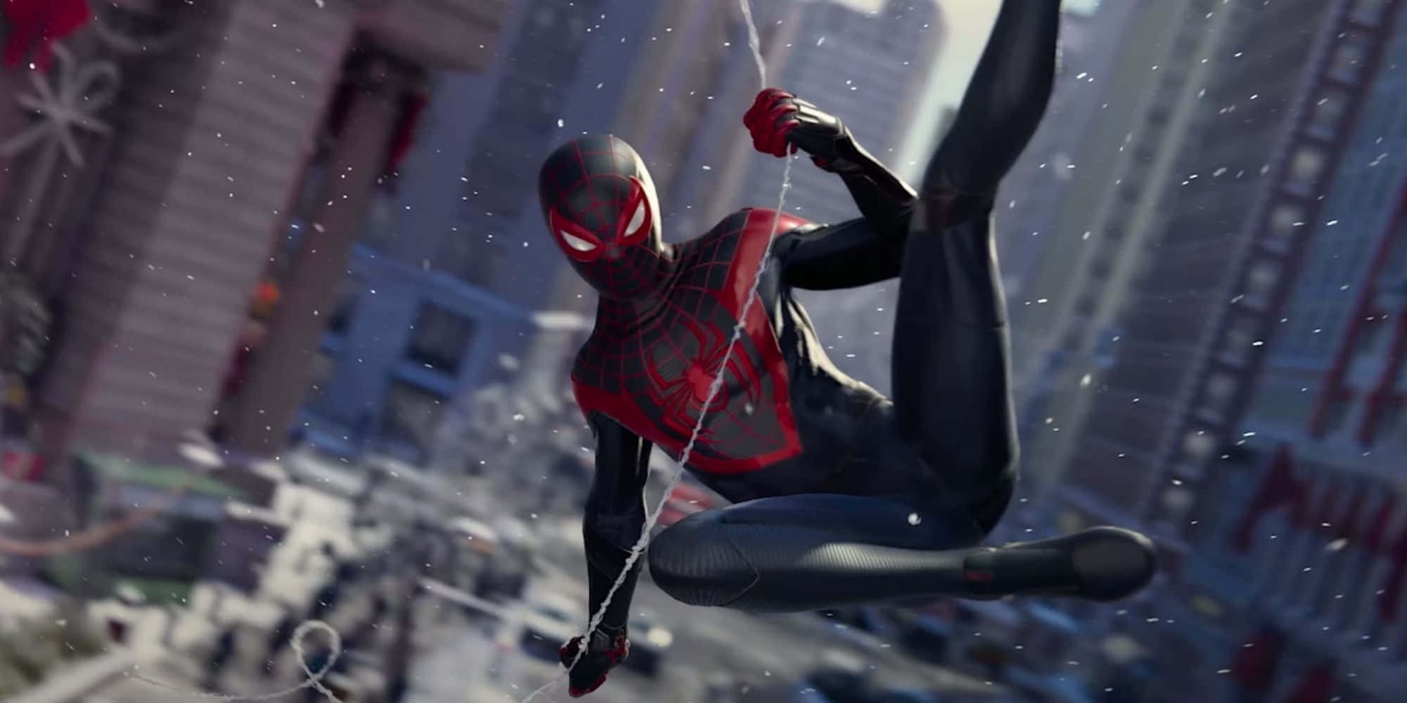 Spider-man Web Slinging 桌布 壁紙 — 蜘蛛人穿著紅黑戰衣，在雨中城市景觀中於高聳摩天大樓之間擺盪。