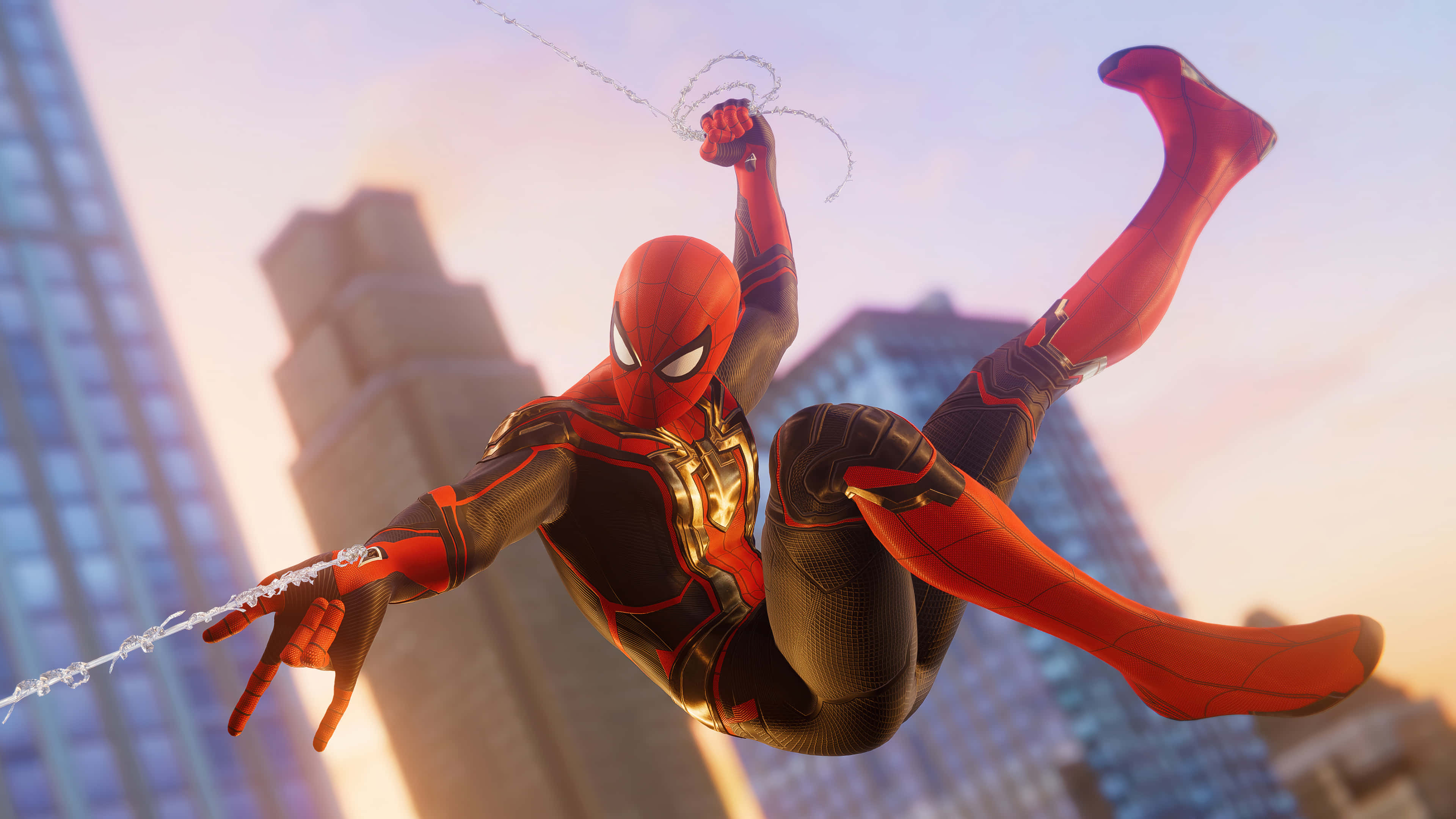 Spider Man No Way Home 桌布 壁紙 — 蜘蛛人穿著紅黑色戰衣，在日落時分於高聳的城市摩天大樓之間動態擺盪。