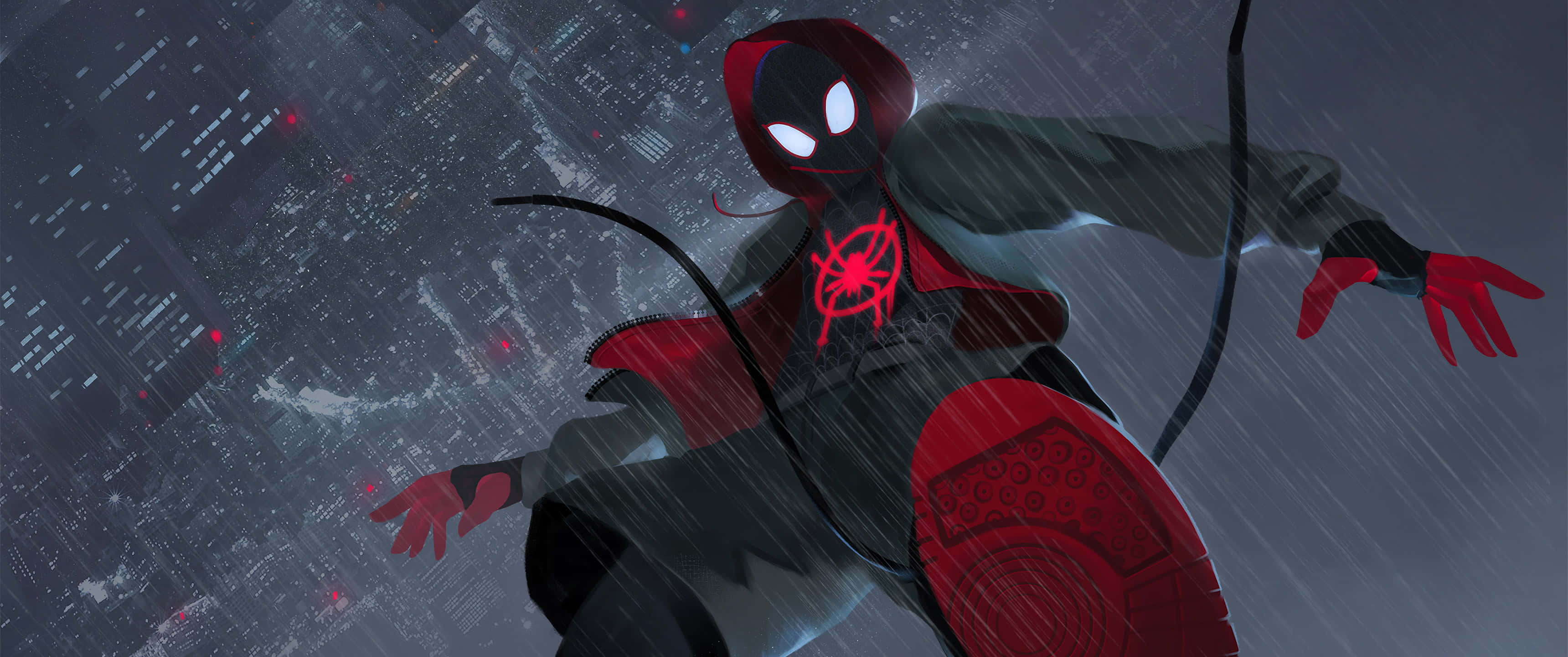 Spider-man Web Slinging 桌布 壁紙 — 蜘蛛人穿著紅黑色戰衣，在雨中城市景觀中擺盪，眼睛發光，蜘蛛絲線條映襯著黑暗建築物。