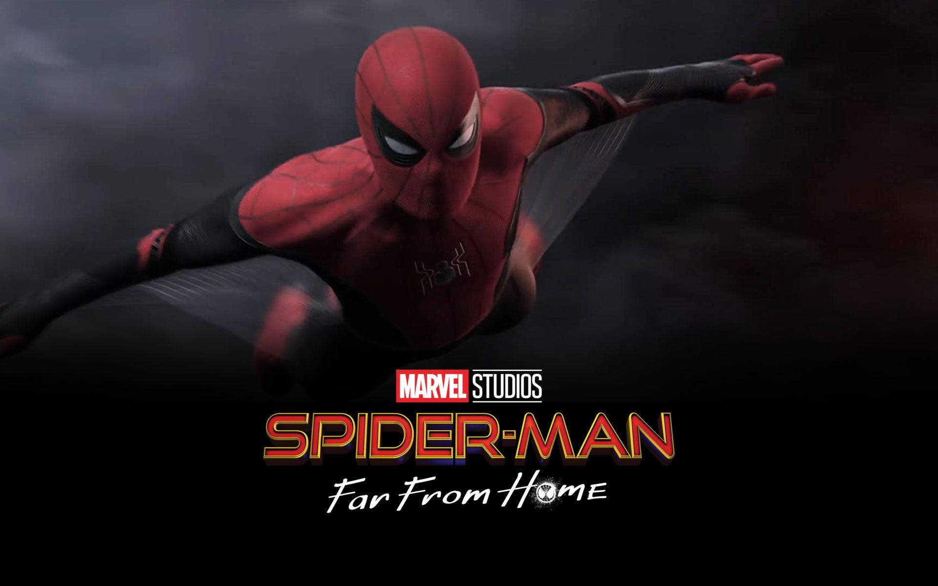 Spider Man Far From Home 桌布 壁紙 — 蜘蛛人穿著紅黑色戰衣在黑暗煙霧背景上動態擺動，下方有電影標題。