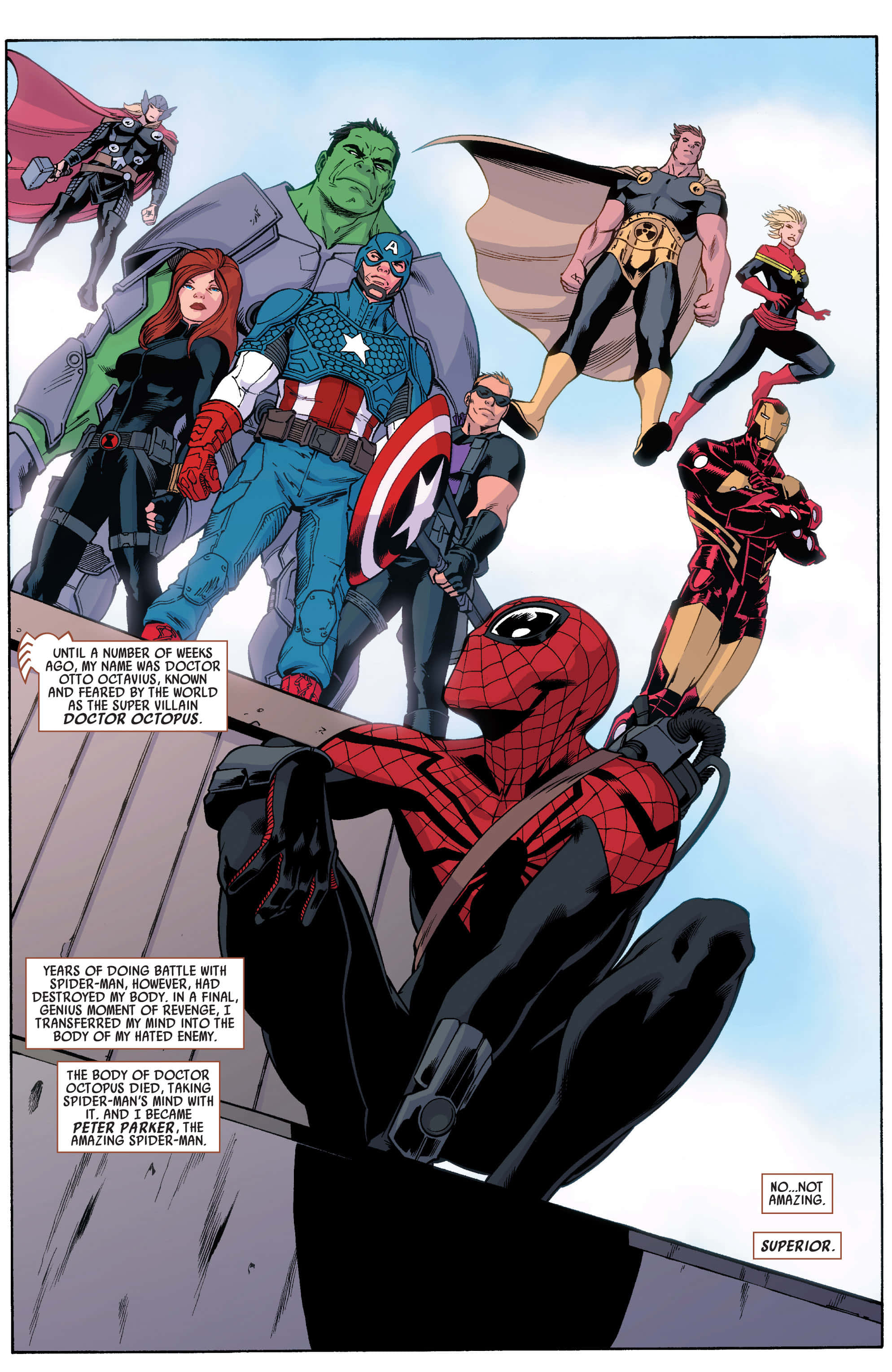 Superior Spider-man 桌布 壁紙 — 蜘蛛人穿著紅黑色戰衣掛在屋頂上，而包括美國隊長、浩克和鋼鐵人在內的超級英雄團隊在陰雲密佈的天空下飛越他上方。
