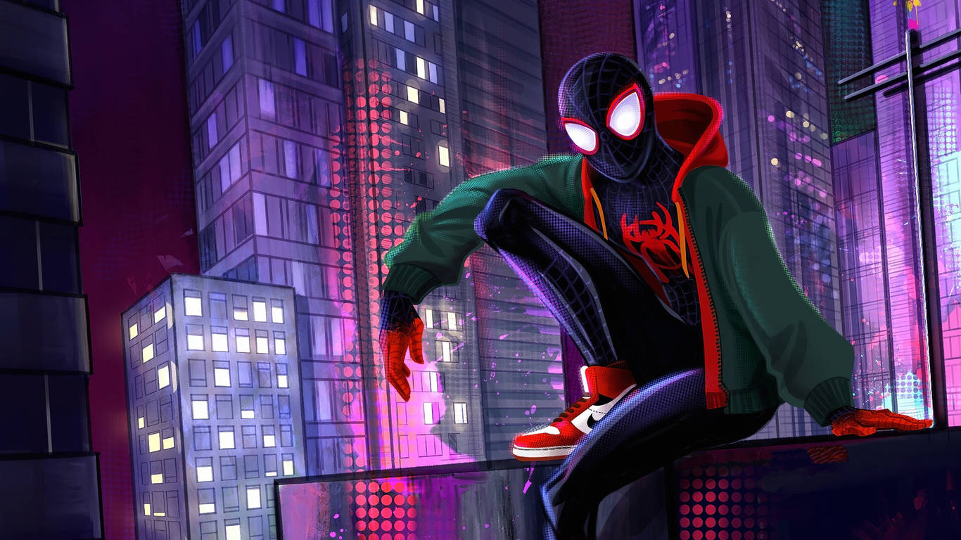Spiderman 1366x768 桌布 壁紙 — 蜘蛛人穿著綠色連帽衫，在夜晚霓虹燈閃爍的城市景觀背景下蹲在屋頂上。