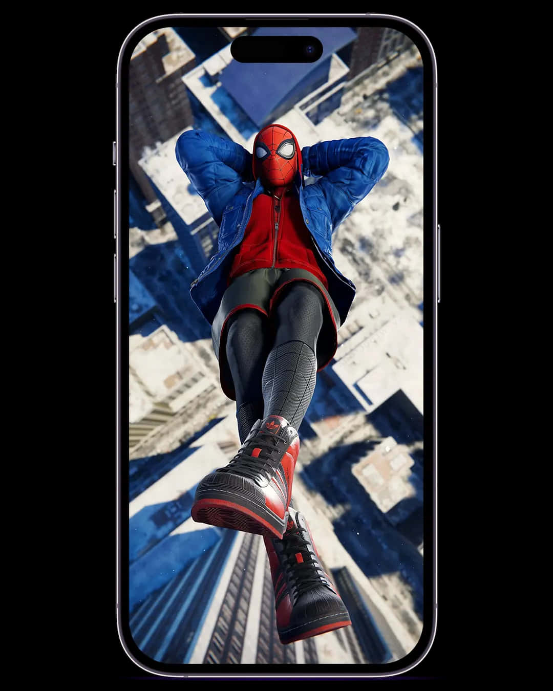 Spider Man Cool 桌布 壁紙 — 蜘蛛人穿著藍色外套和紅色靴子，倒掛在城市景觀上方。