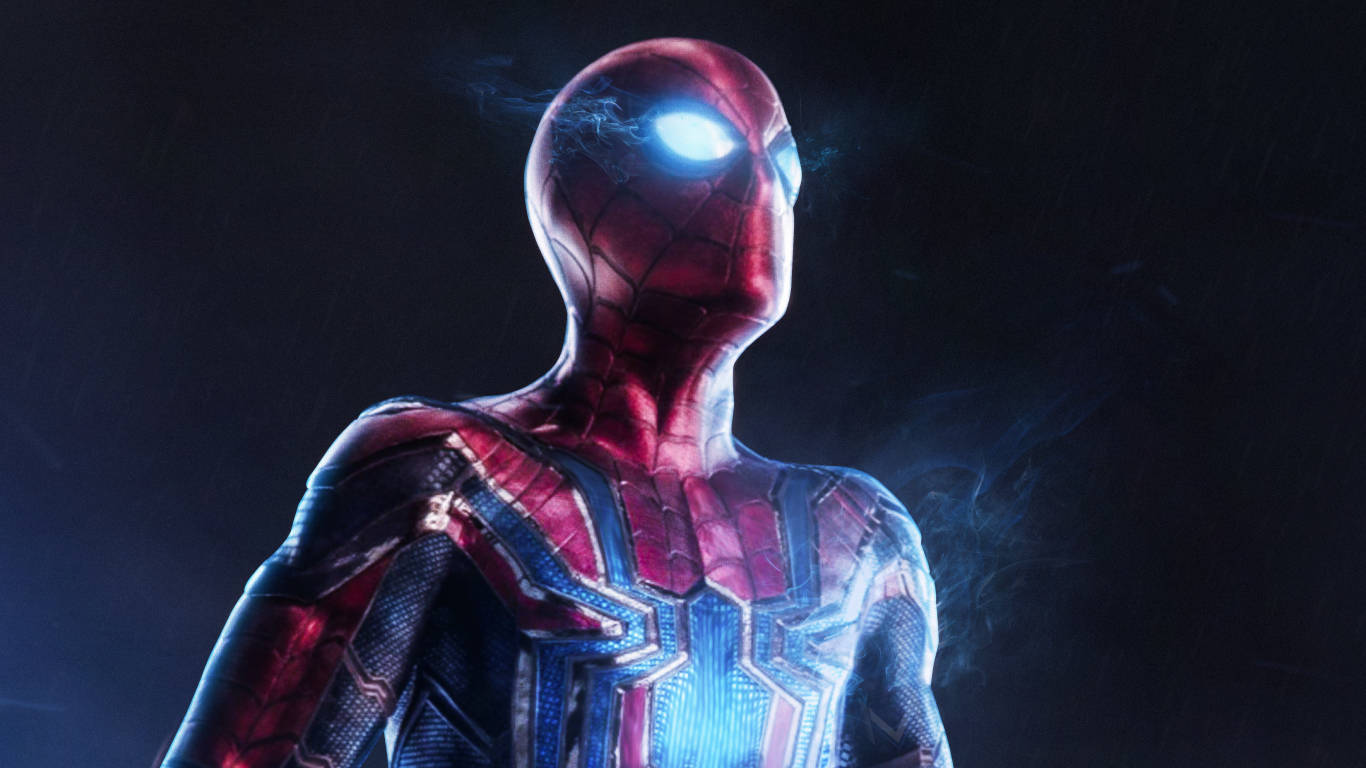 Spiderman 1366x768 桌布 壁紙 — 蜘蛛人穿著高科技紅藍戰衣，站在黑暗中，雙眼發光，周圍有電光藍色能量噼啪作響。