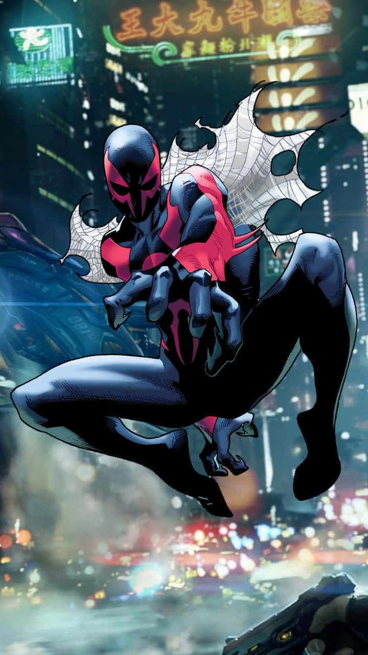 Spider Man 2099 桌布 壁紙 — 蜘蛛人穿著黑色和紅色戰衣，在霓虹燈照亮、有發光招牌和雨濕街道的城市景觀中擺盪。
