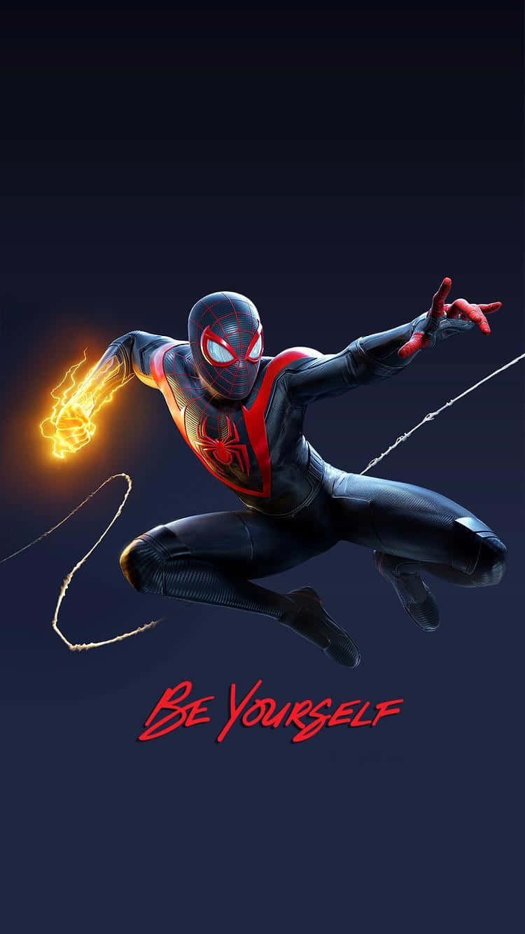 蜘蛛人在黑暗背景中擺動，帶有發光的蜘蛛網和「Be Yourself」文字。
