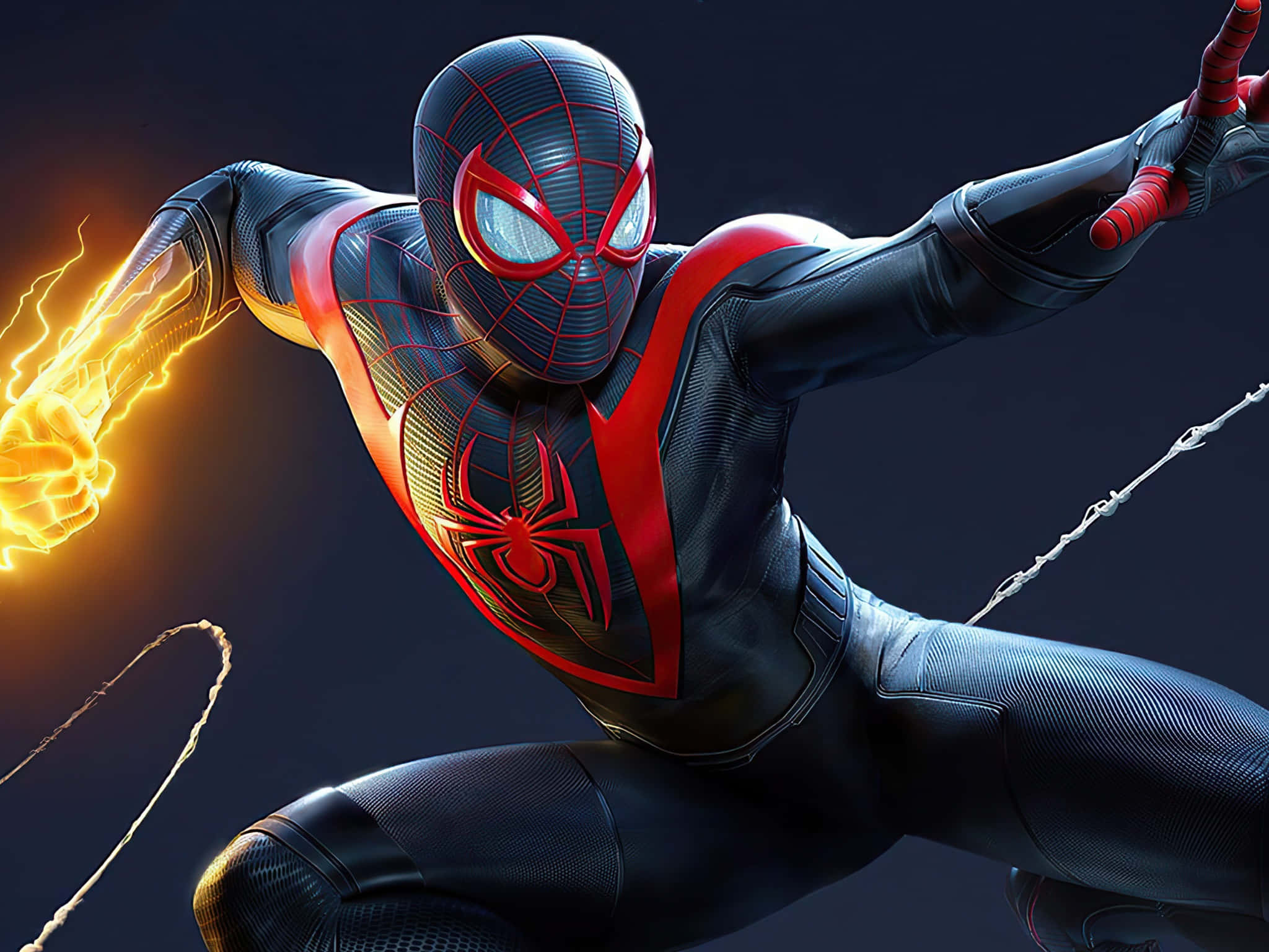 Spider Man Cool 桌布 壁紙 — 蜘蛛人穿著黑色和紅色戰衣，在黑暗背景下從拳頭發出噼啪作響的電能，動態跳躍。