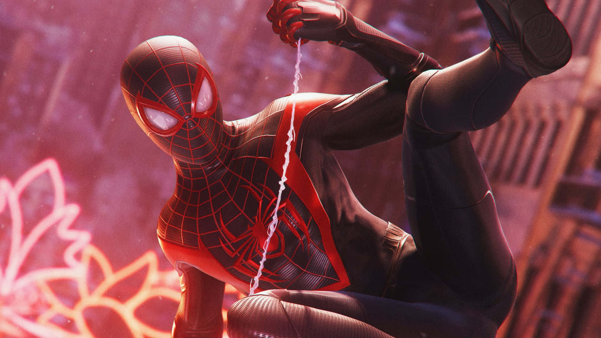 Superhero Video Games 桌布 壁紙 — 蜘蛛人穿著黑色和紅色的戰衣，在霓虹燈閃爍的粉紅色城市背景下動態擺盪。