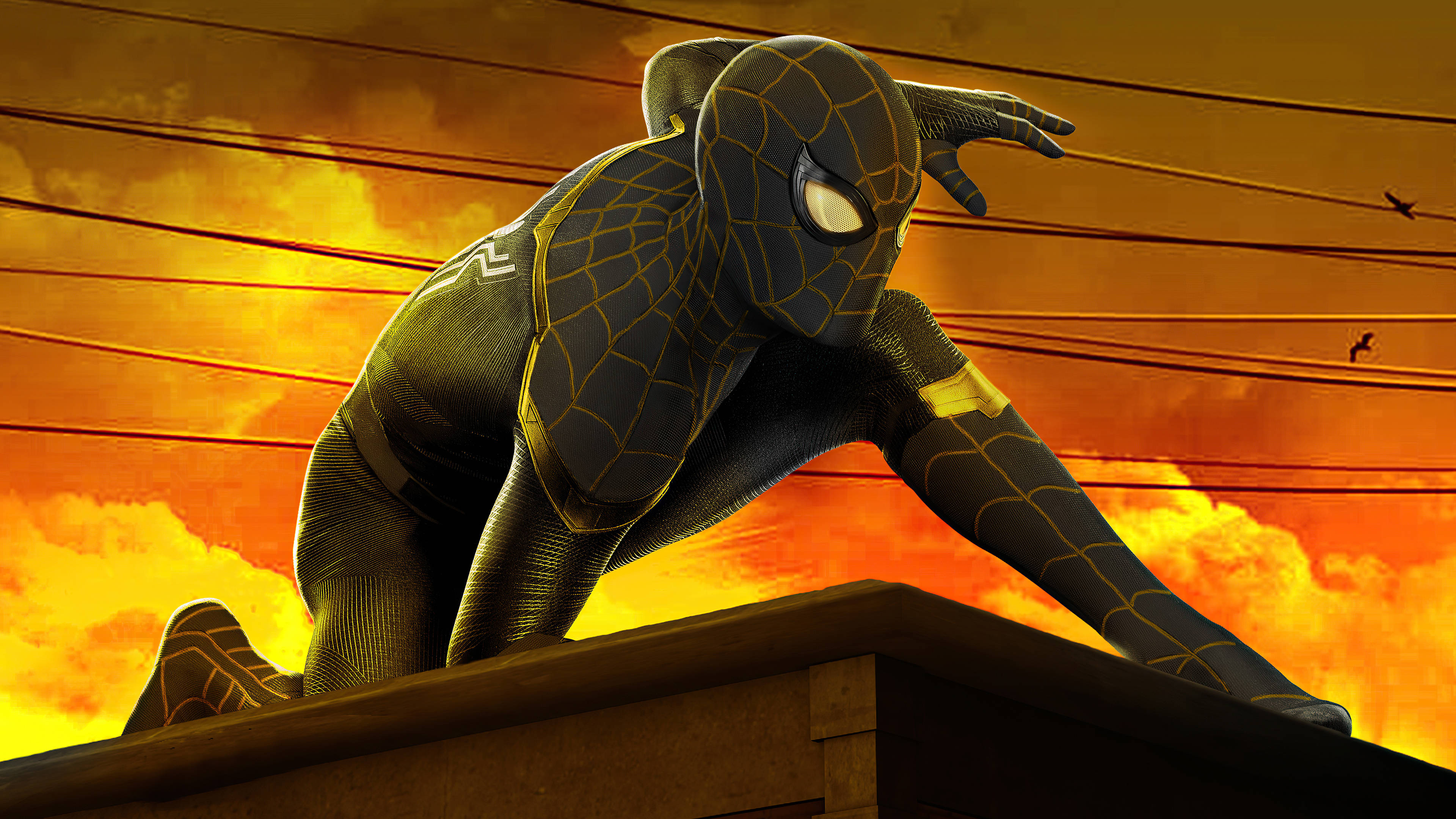 Spider Man No Way Home 桌布 壁紙 — 蜘蛛人穿著黑色和金色戰衣蹲在屋頂上，背景是帶有電線的熾熱橙色日落天空。