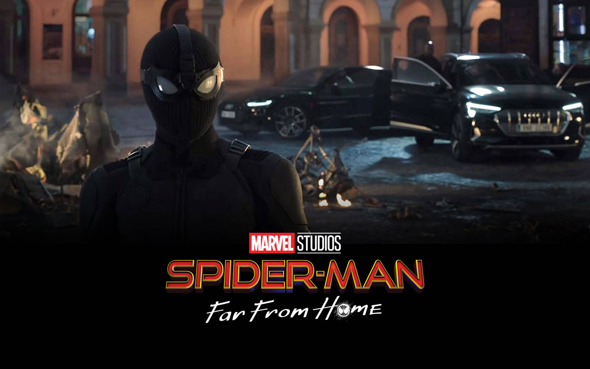 Spider Man Far From Home 桌布 壁紙 — 蜘蛛人穿著黑色戰衣，夜晚站在毀壞的城市街道上，眼睛發光，身後有被毀的汽車。
