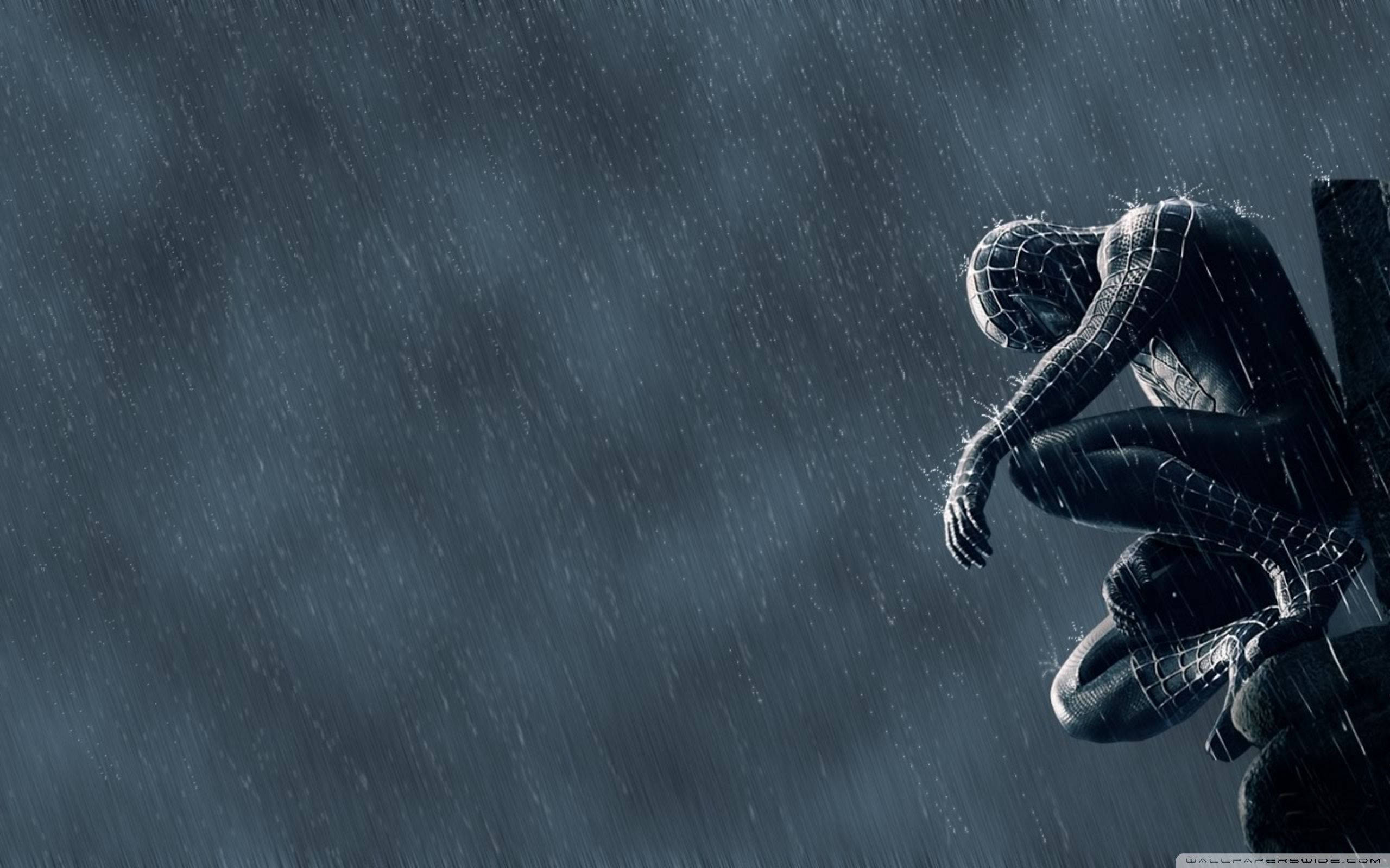 下雨 桌布 壁紙 — 蜘蛛人穿著黑色戰衣，獨自蹲在傾盆大雨中，背景是黑暗的暴風雨天空。