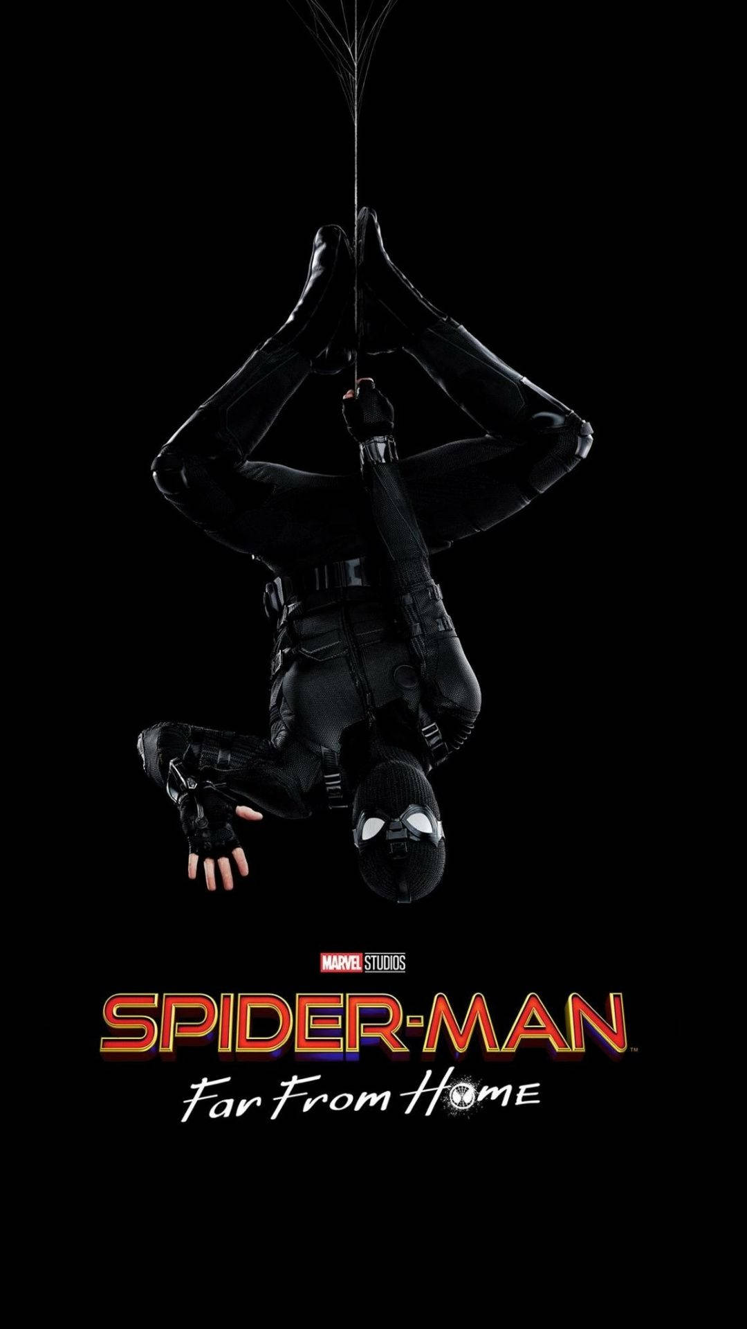 Spider Man Far From Home 桌布 壁紙 — 蜘蛛人穿著黑色戰衣倒掛在純黑色背景上，下方有電影標題。