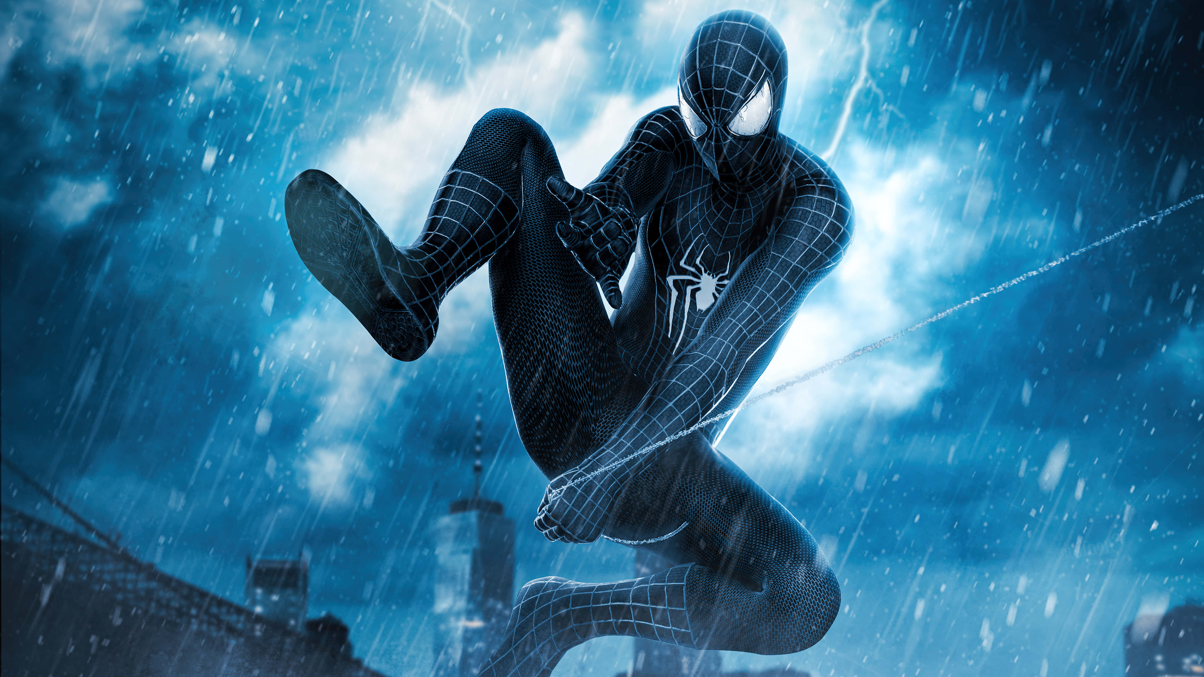 Spider Man Trilogy 桌布 壁紙 — 蜘蛛人穿著黑色戰衣在雷電交加的暴風雨城市景觀中擺盪。