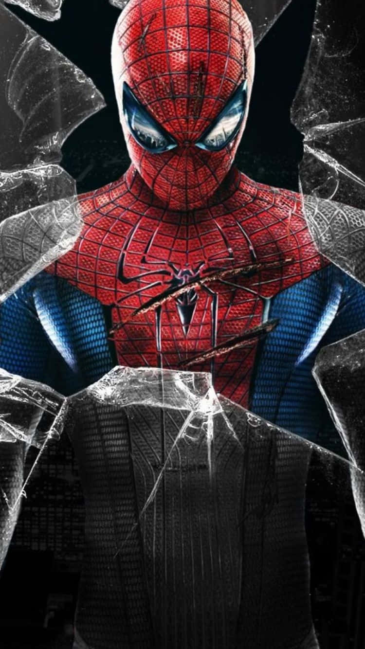 Amazing Spider Man iPhone 桌布 壁紙 — 蜘蛛人穿過破碎的玻璃，藍色眼睛銳利，紅色戰衣，背景是黑暗的城市。