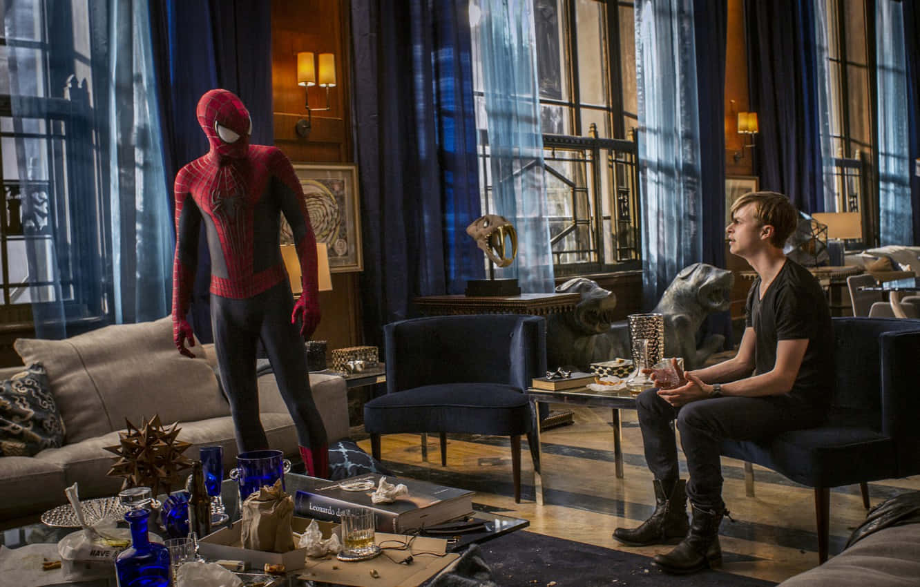 Harry Osborn 桌布 壁紙 — 蜘蛛人站在一個豪華的藍色調客廳中，面對著一個坐在雜亂家具和戲劇性燈光中的年輕男子。