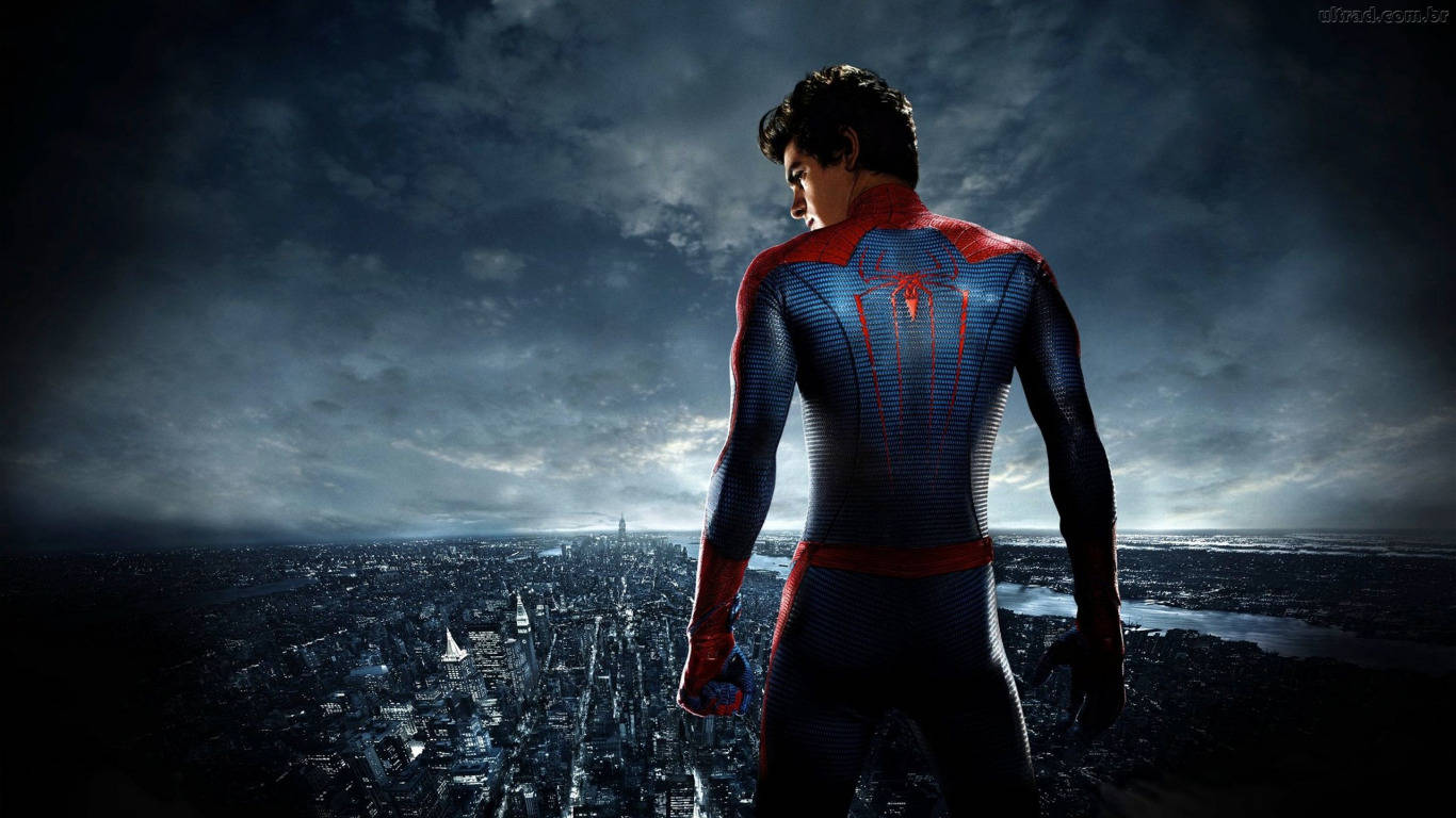 Spiderman 1366x768 桌布 壁紙 — 蜘蛛人站在摩天大樓頂端，俯瞰在暴風雨暮色天空下延伸的城市。