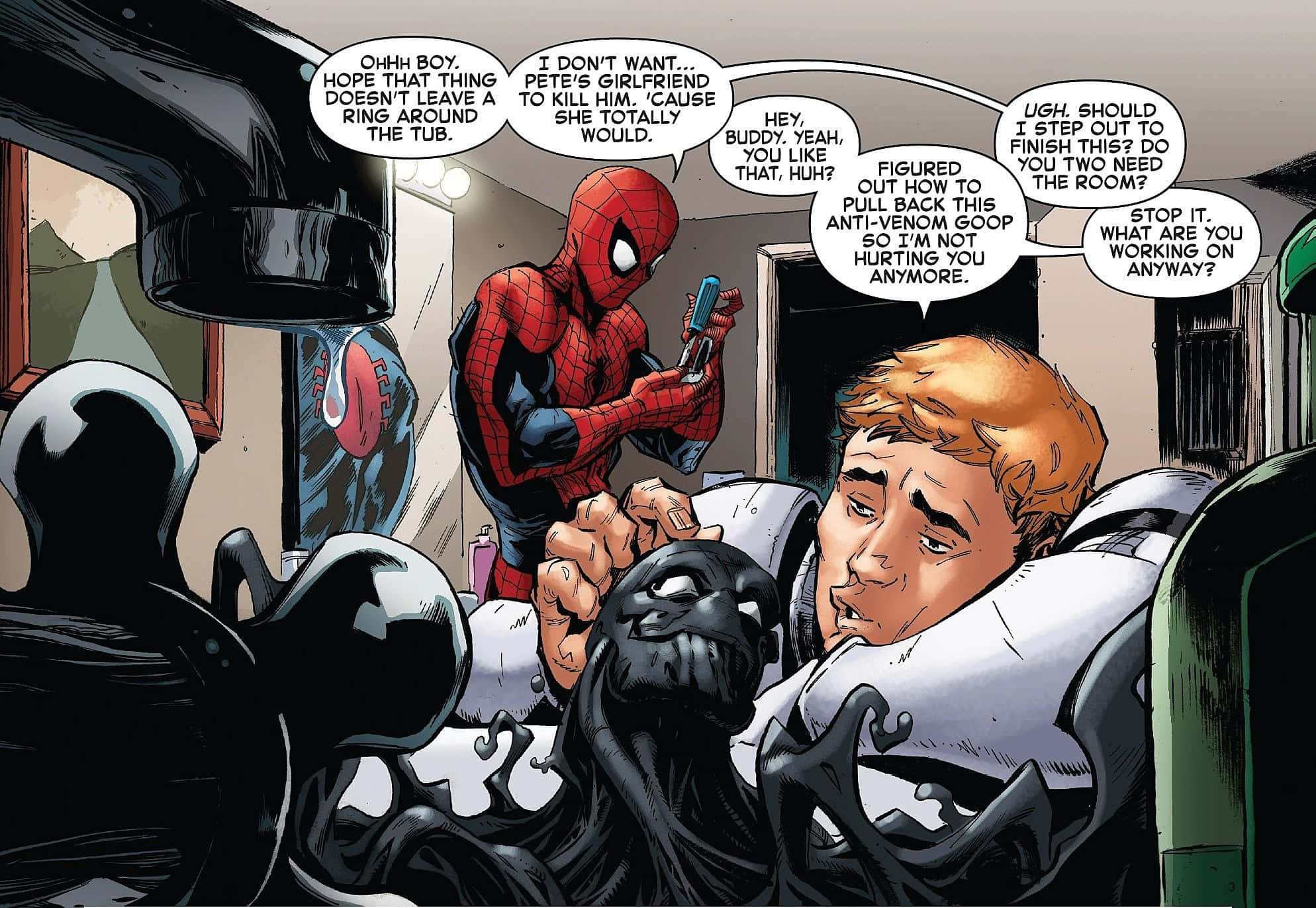 Flash Thompson 桌布 壁紙 — 蜘蛛人站在浴室裡拿著電話，而猛毒以共生體形態面對驚恐的彼得·帕克。