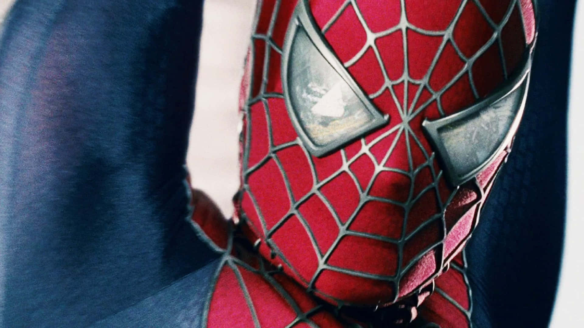Spider Man 3 桌布 壁紙 — 蜘蛛人紅藍戰衣特寫，帶有詳細的蜘蛛網紋理和反光的銀色眼睛。