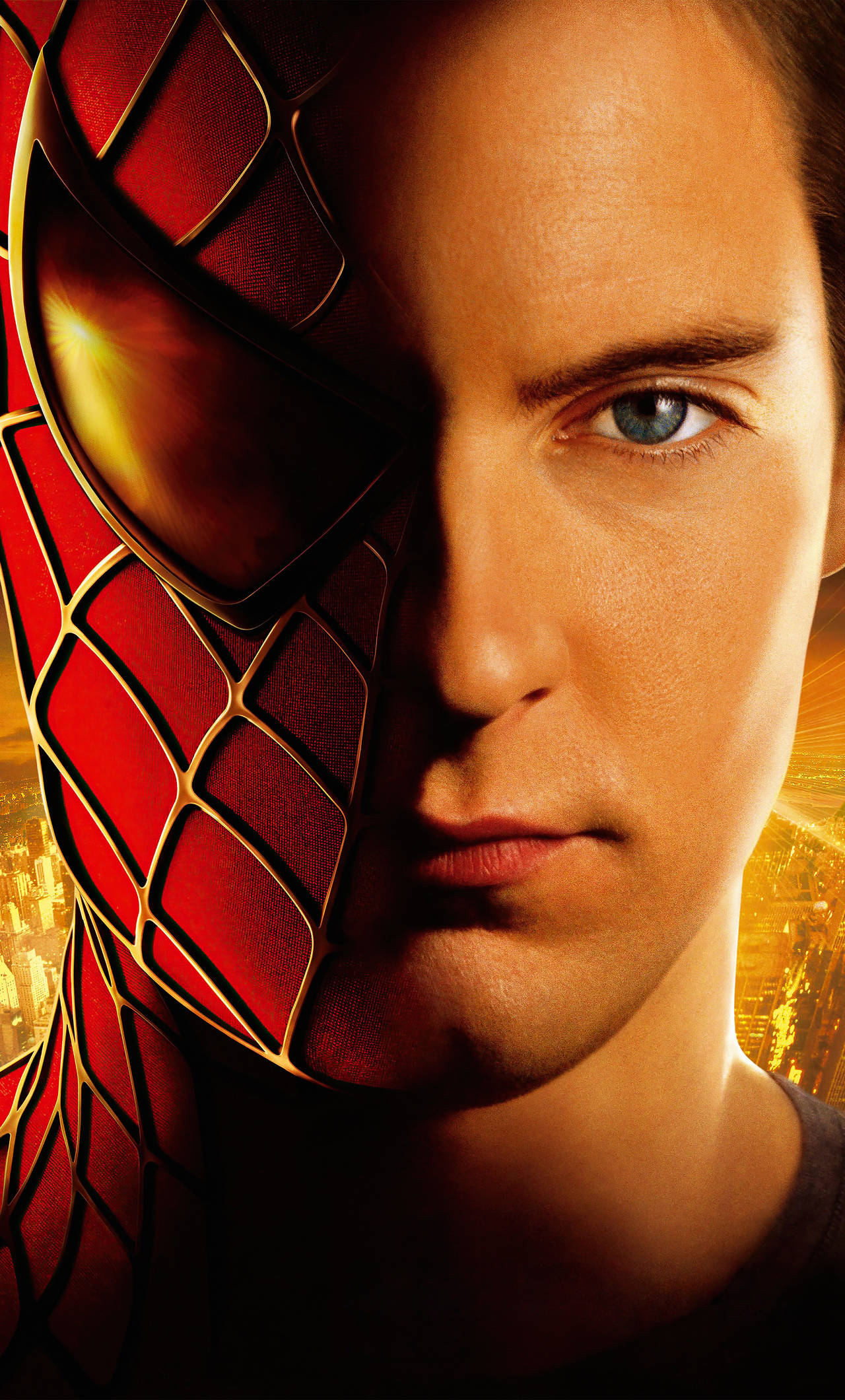 Tobey Maguire 桌布 壁紙 — 蜘蛛人臉部特寫，一半被紅金色網紋面具遮蓋，背後是發光的城市景觀。