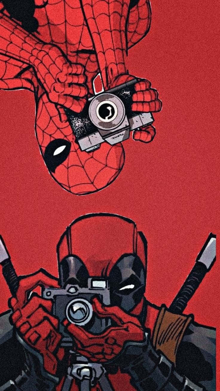 Deadpool Cartoon 桌布 壁紙 — 蜘蛛人與死侍分別以倒立和正立姿勢手持相機，背景為純紅色。